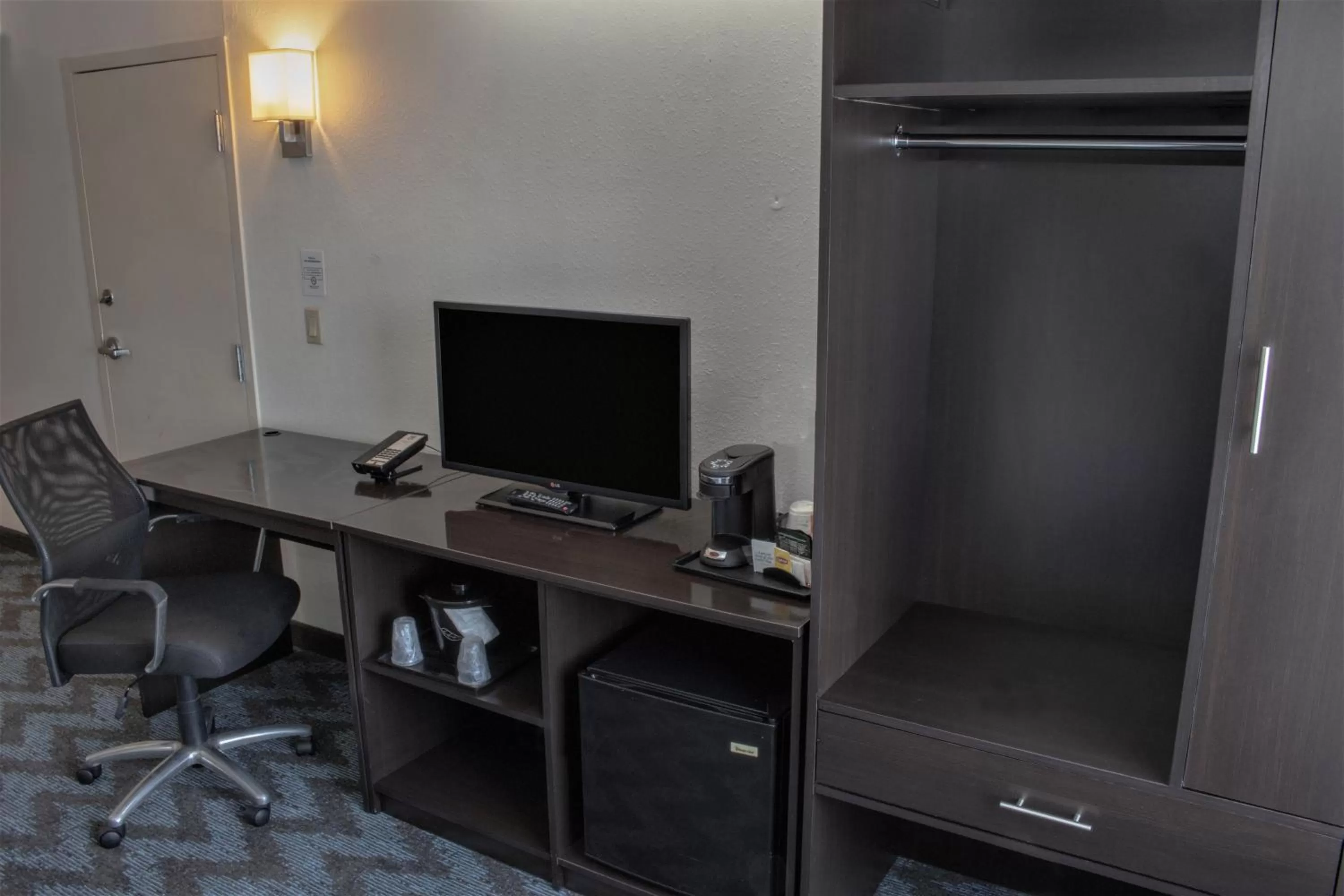 TV and multimedia in Sleep Inn Lake Wright - Norfolk Airport