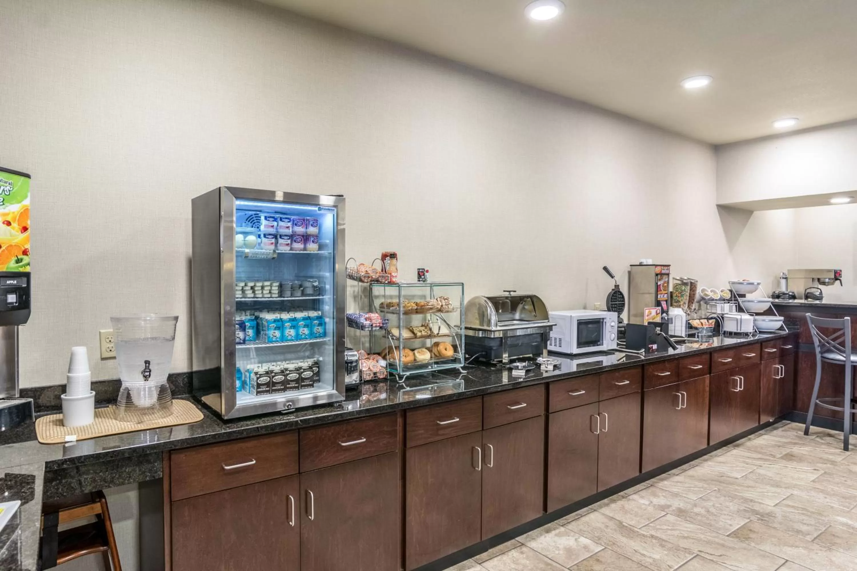 Buffet breakfast in Cobblestone Hotel & Suites - Erie