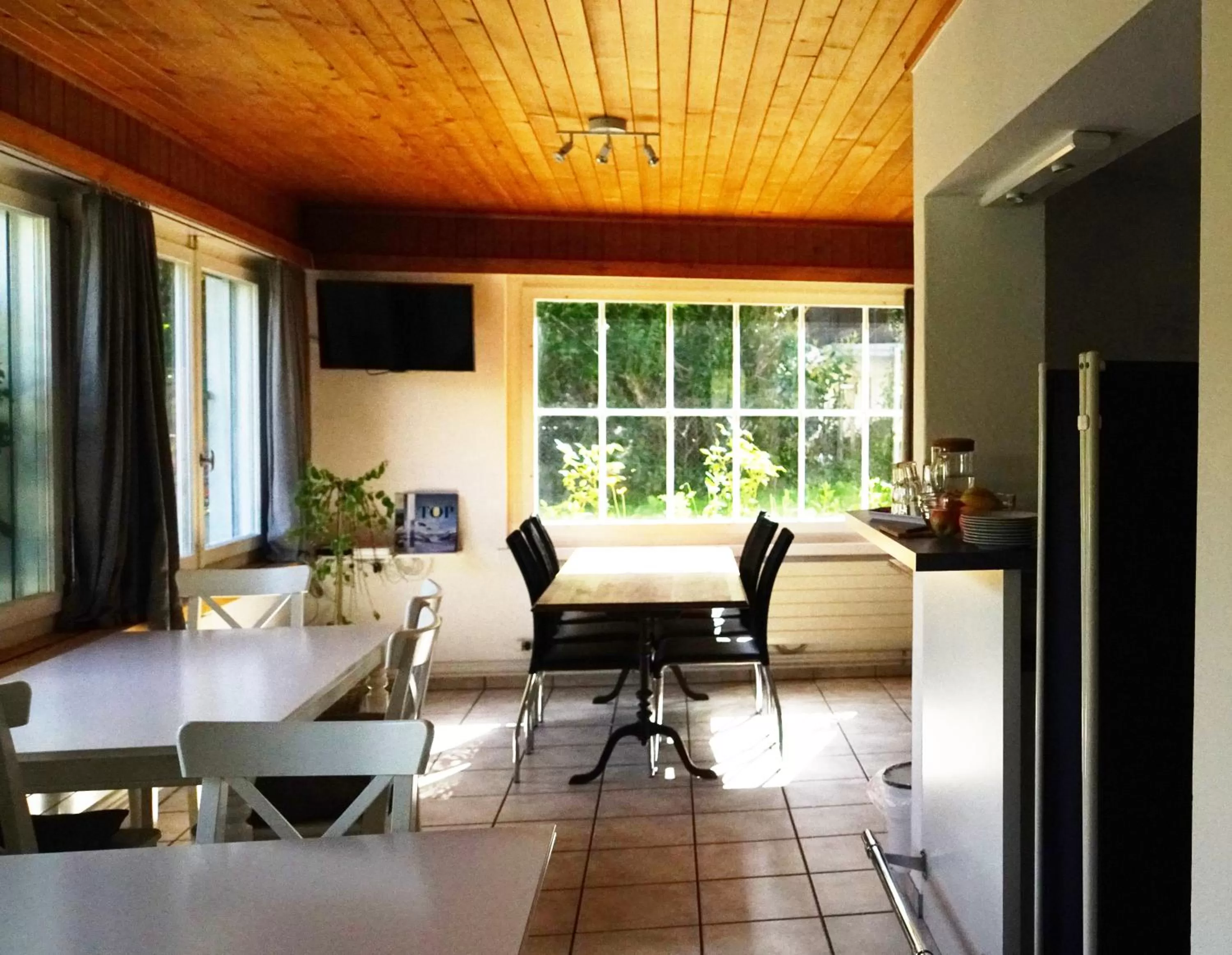 Communal lounge/ TV room in Adventure Guesthouse Interlaken