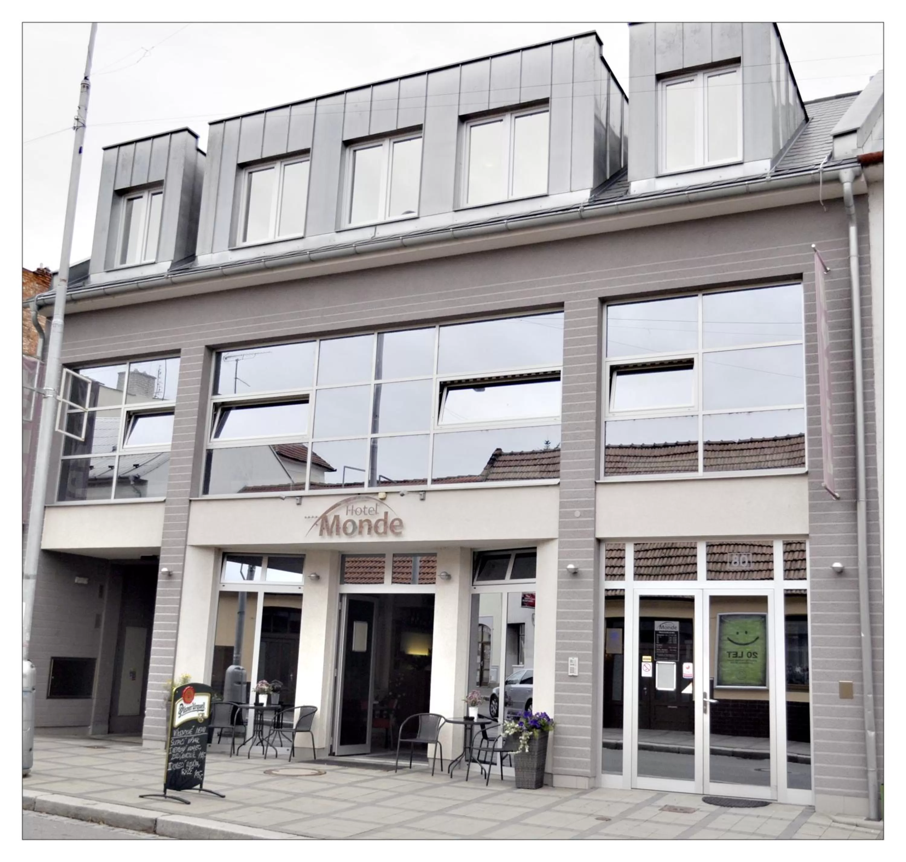 Facade/Entrance in Hotel Monde
