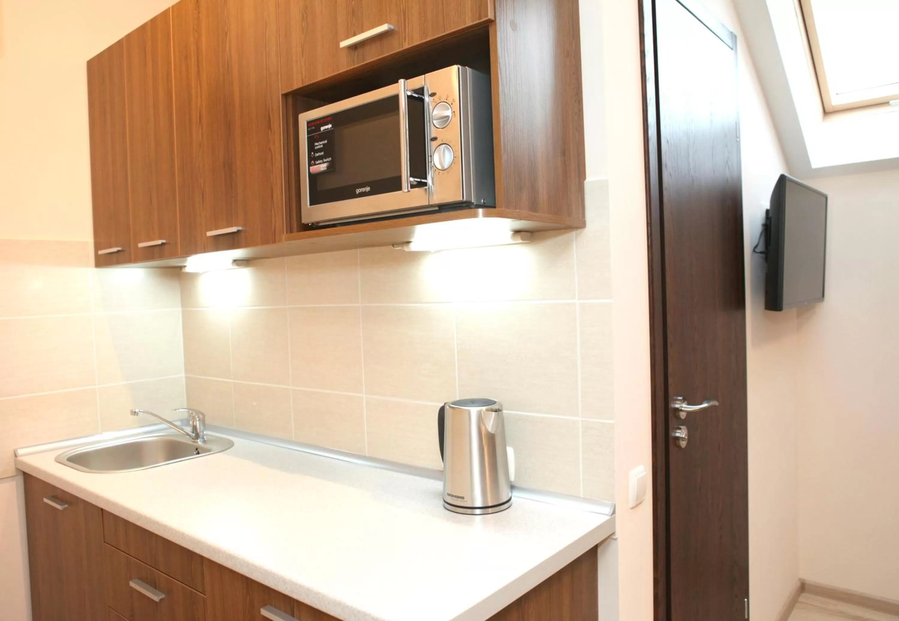 Coffee/tea facilities, Kitchen/Kitchenette in Sky Hotel