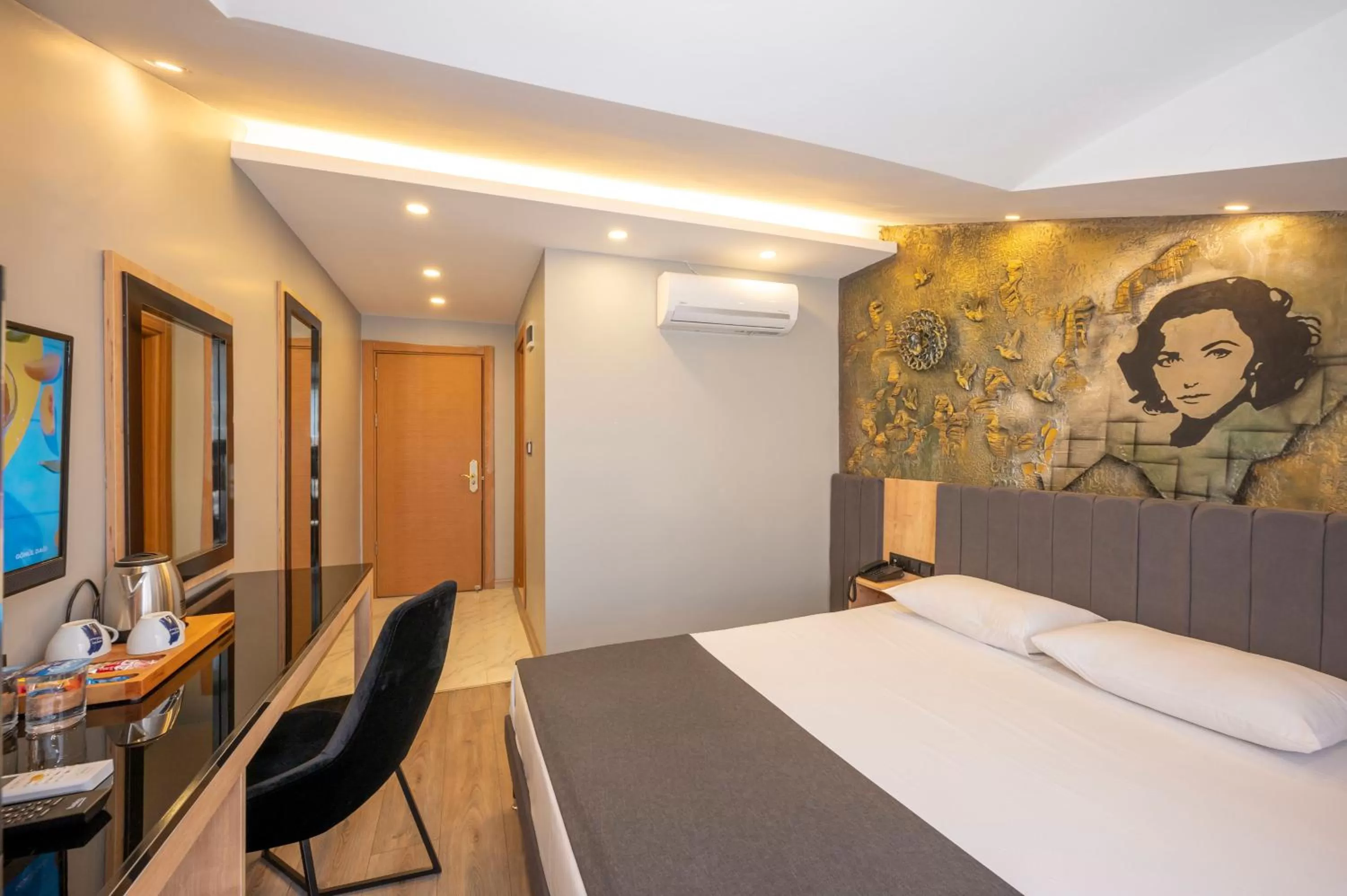 Photo of the whole room, Bed in Grand Palace Hotel