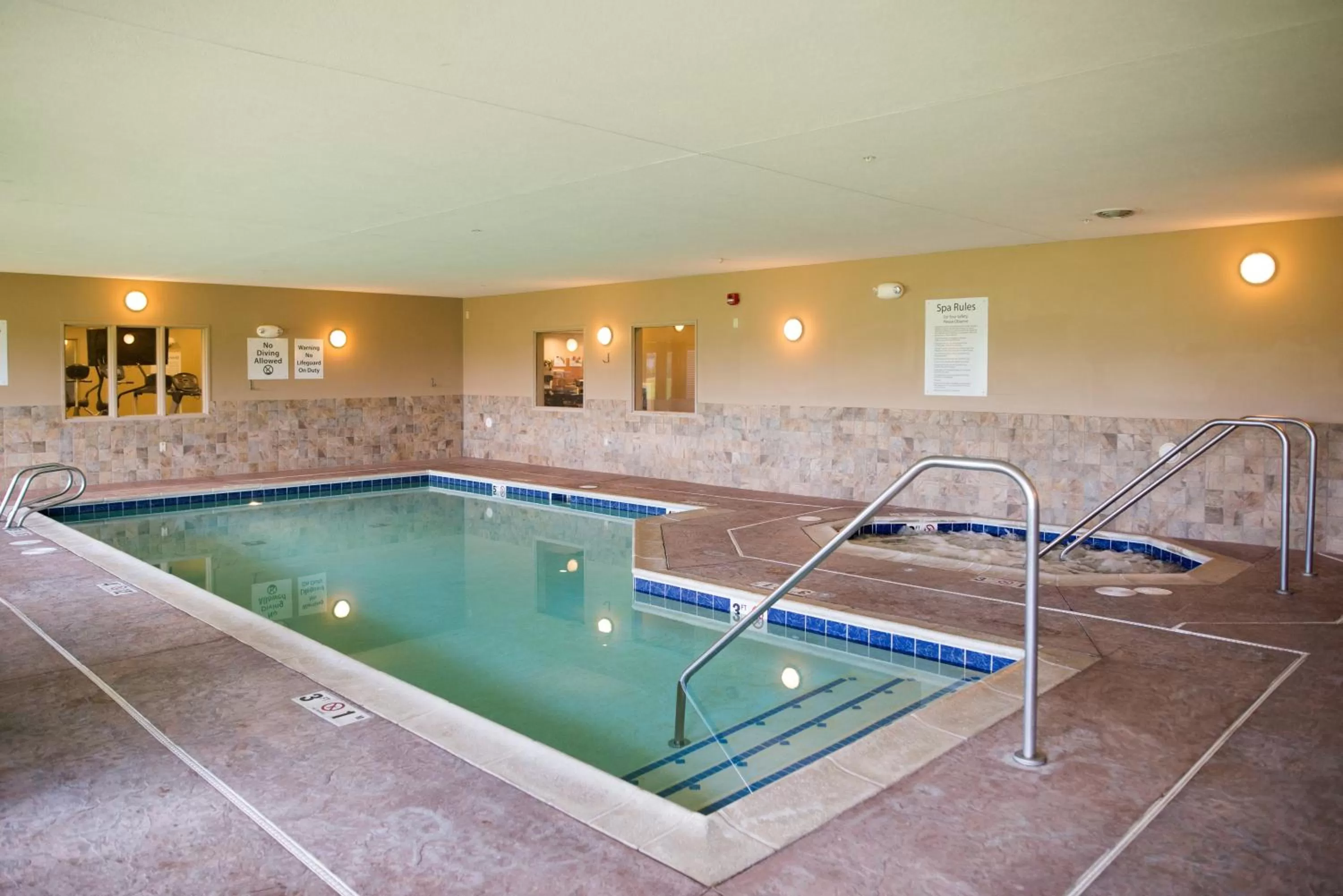 Swimming pool in Holiday Inn Express & Suites Northwood by IHG