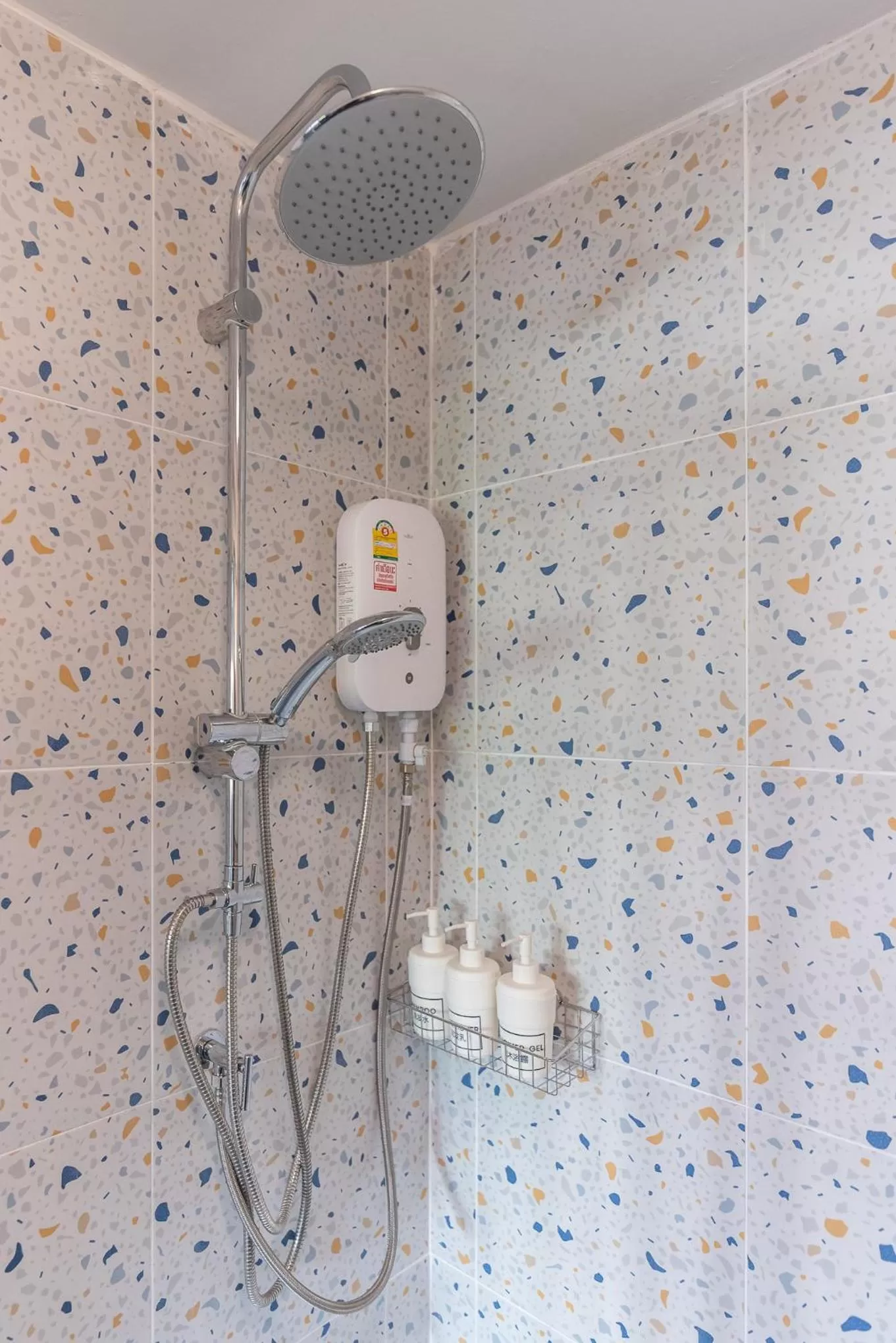 Shower in The Mellow Pillow Hotel @ Chiang Mai Gate