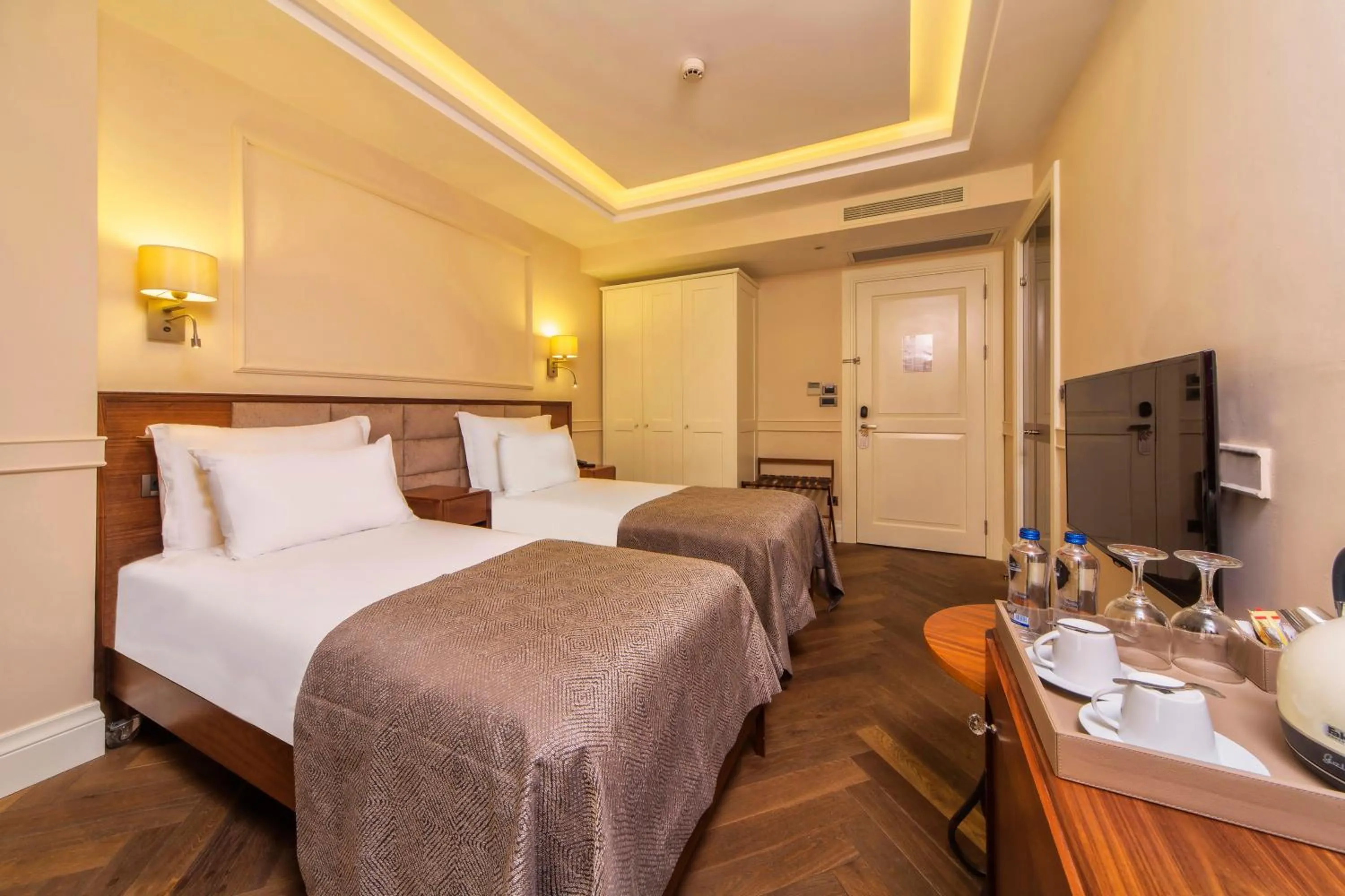 Shower, Bed in Hotel Morione & Spa Center