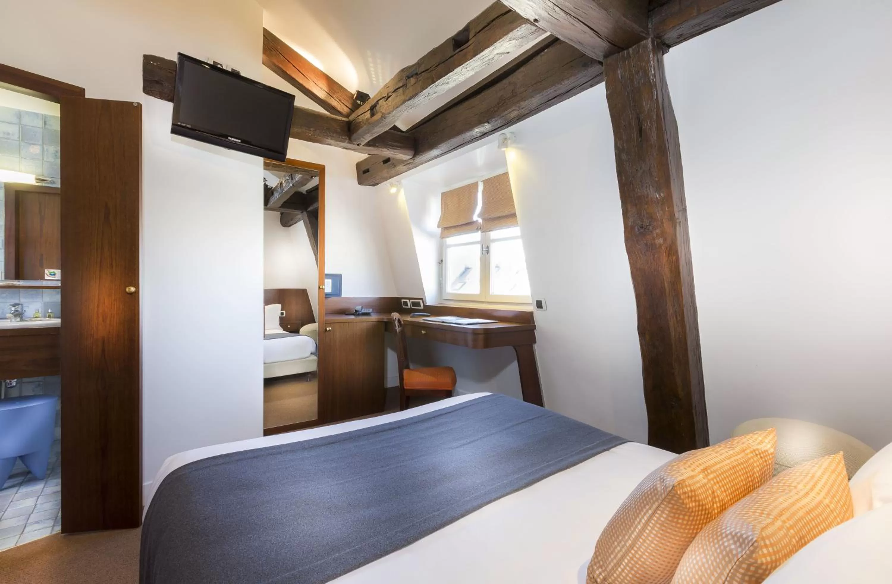 Day, Bed in Odeon Hotel