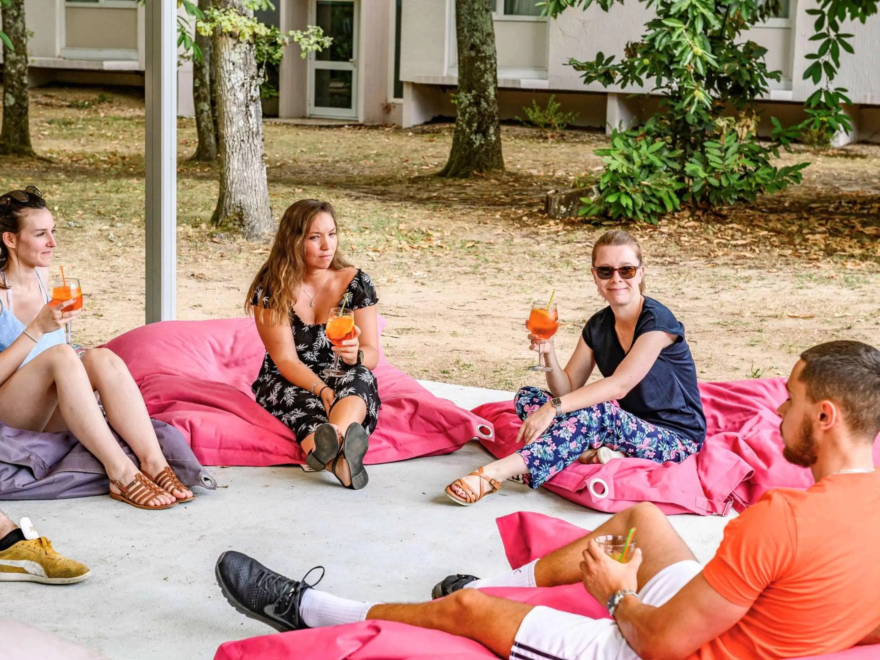 Lounge or bar in Novotel Orléans Chemins De Sologne Demeures De Campagne