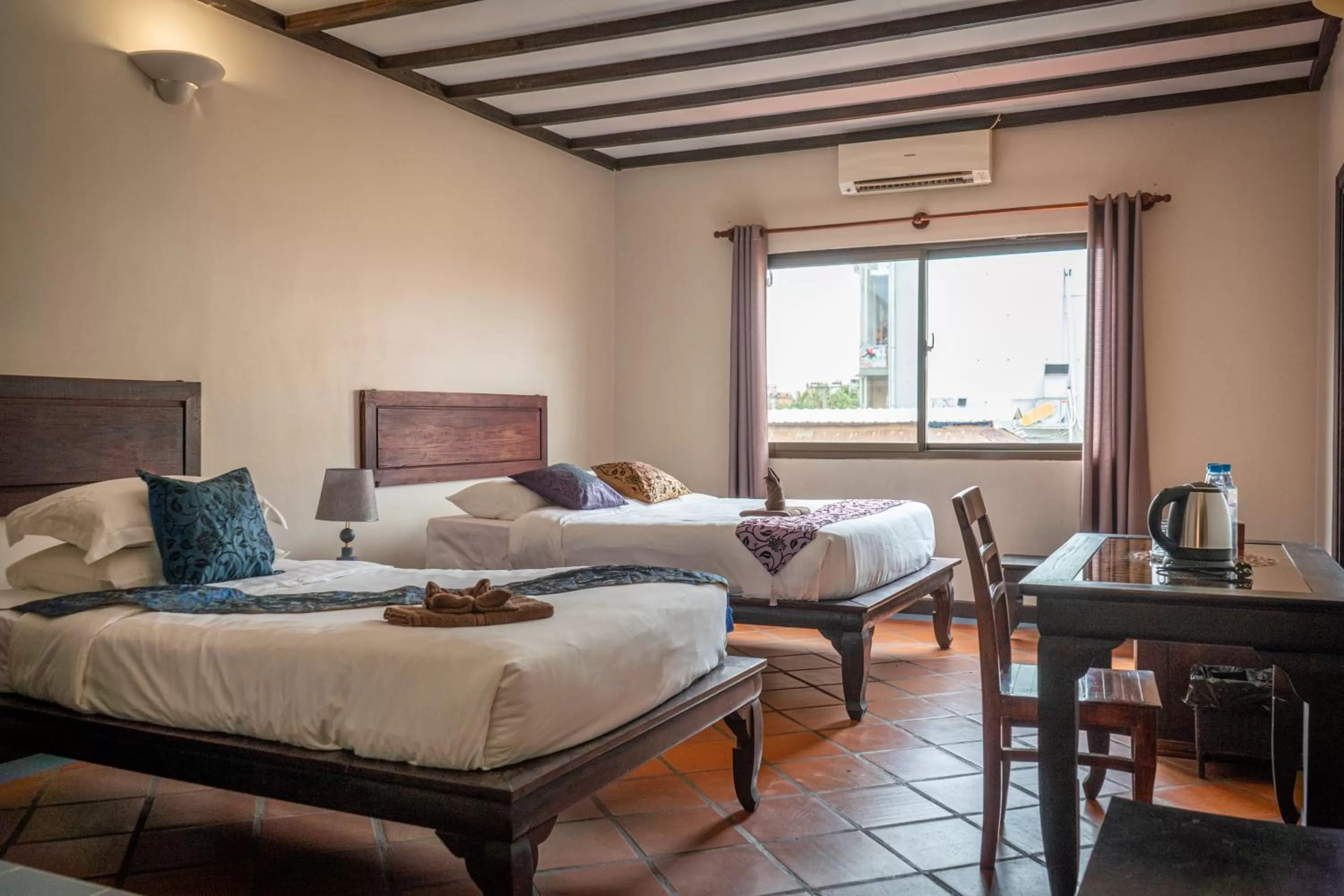 Bed in DEN HOTEL TOTONOU SIEM REAP