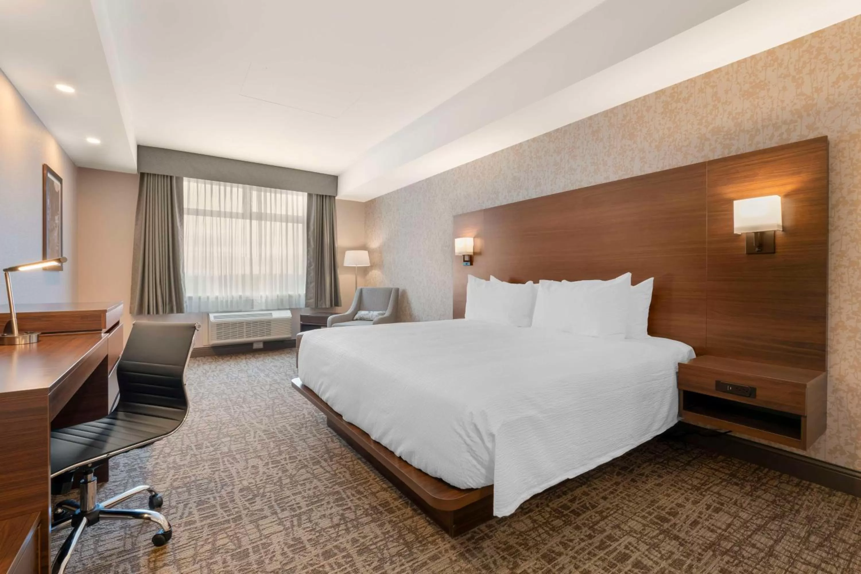 Bedroom, Bed in Best Western PLUS Mission City Lodge