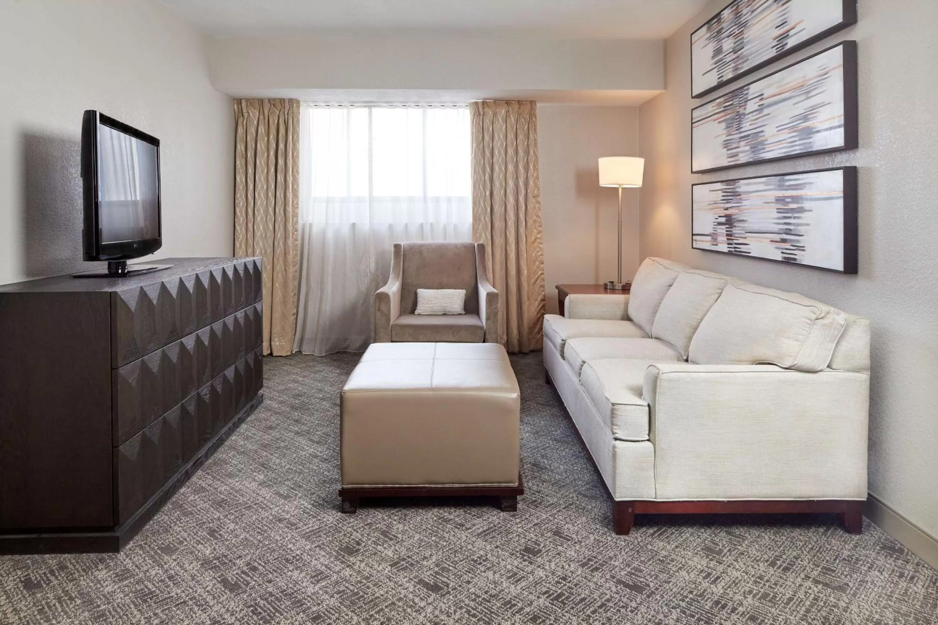 Living room, Bed in DoubleTree Suites by Hilton Nashville Airport