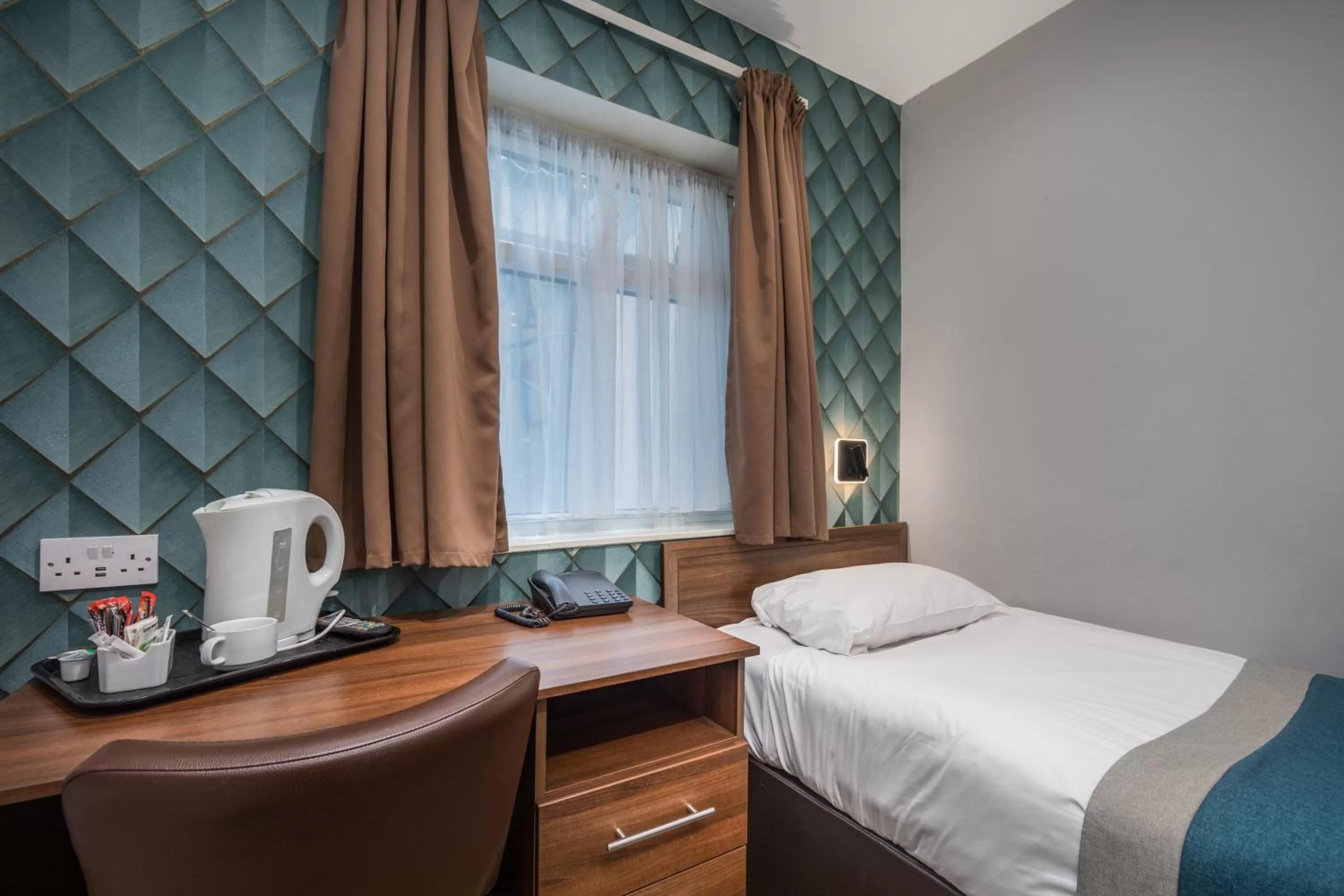 Coffee/tea facilities, Bed in King Solomon Hotel- Golders Green