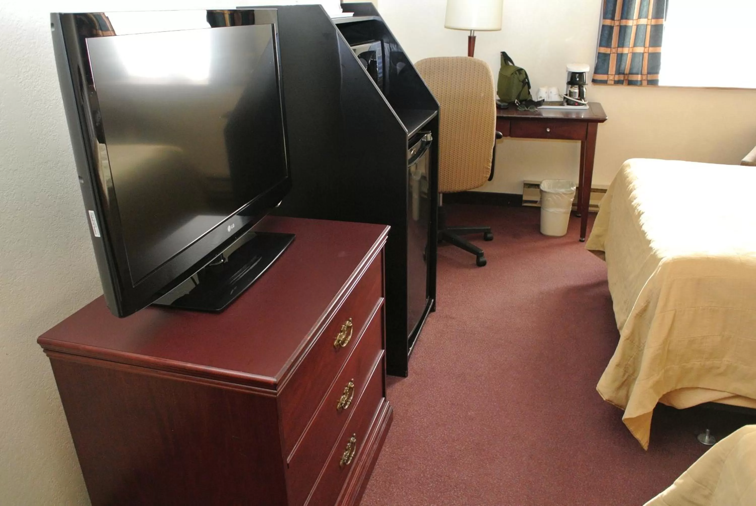 TV and multimedia, Bed in Travelodge by Wyndham Ottawa East