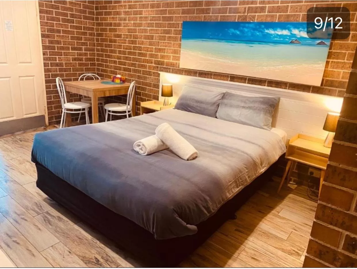 Bedroom, Bed in Buccaneer Motel