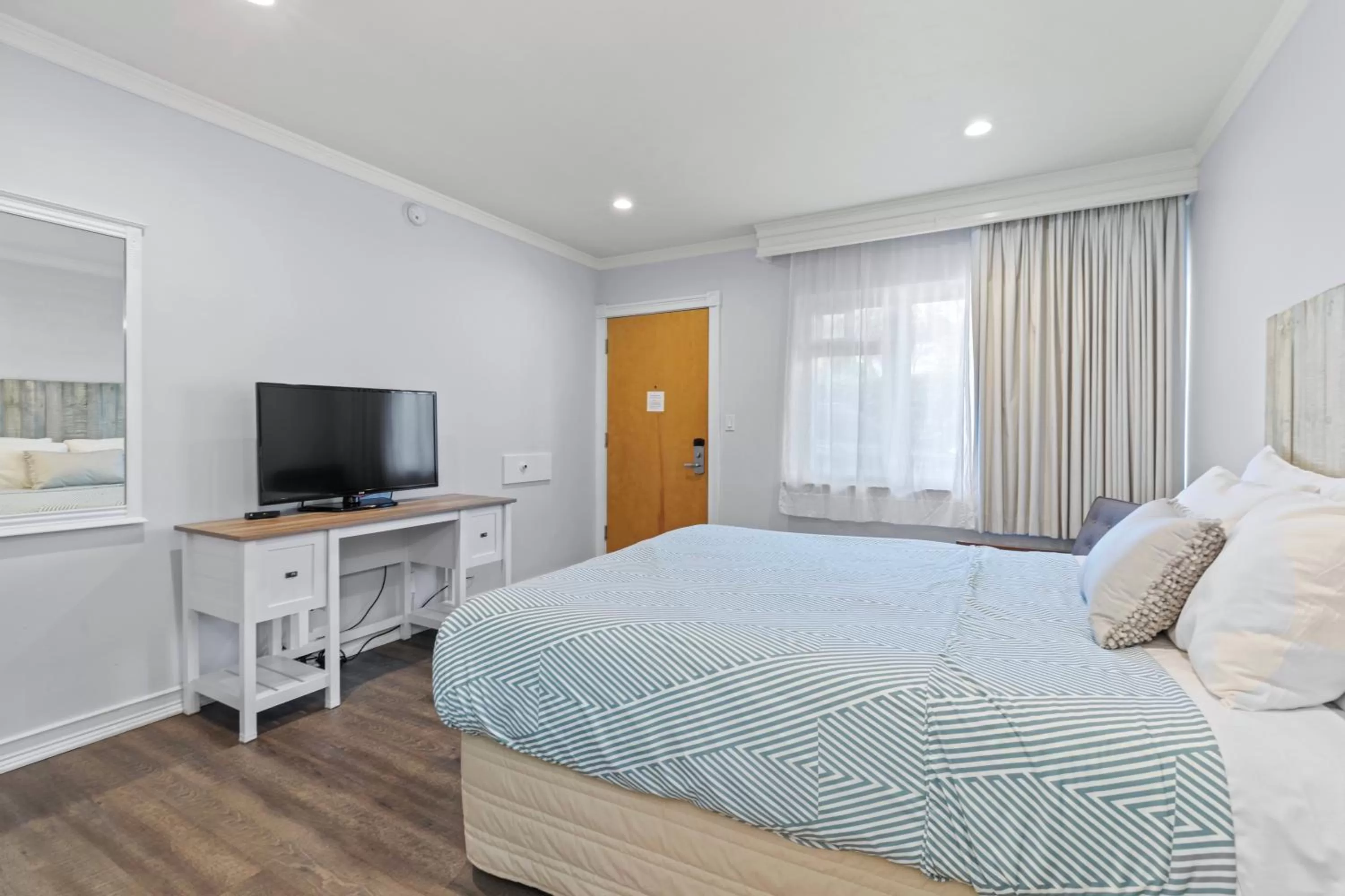 Bedroom, Bed in Ocean Lodge Santa Monica Beach Hotel