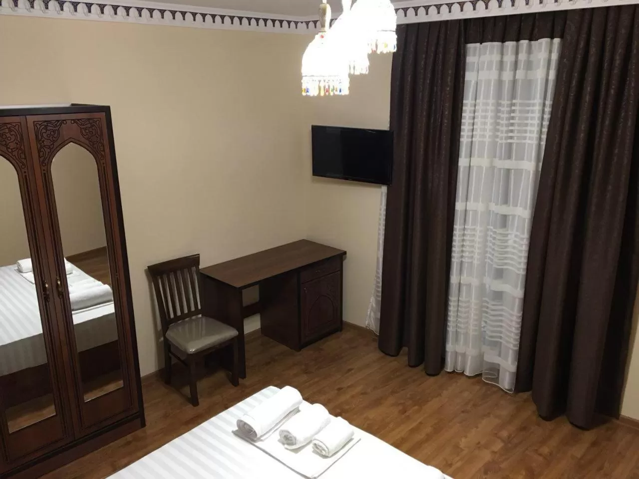 Bed, TV/Entertainment Center in Old House Hotel