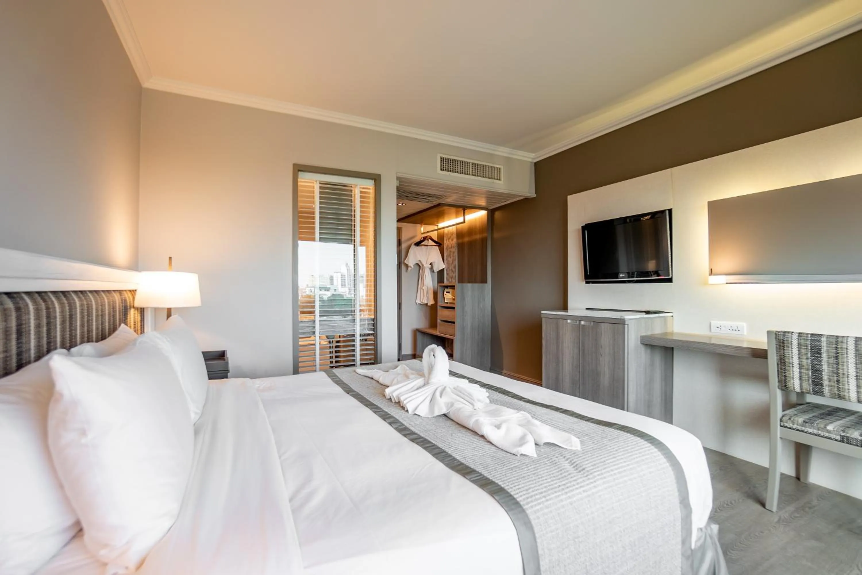 Communal lounge/ TV room, Bed in The Grand Riverside Hotel