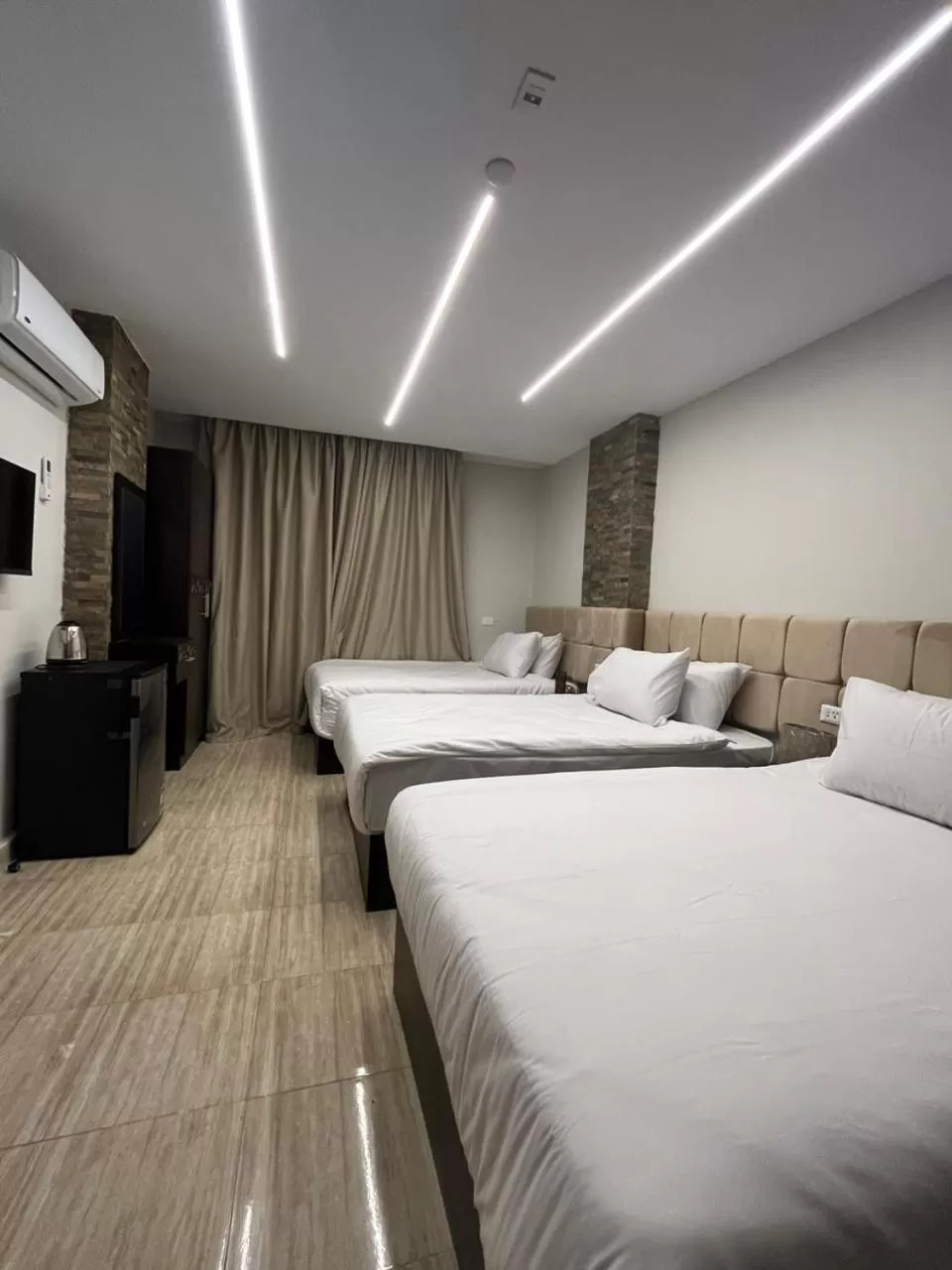 Communal lounge/ TV room, Bed in Crowne Pyramids view inn