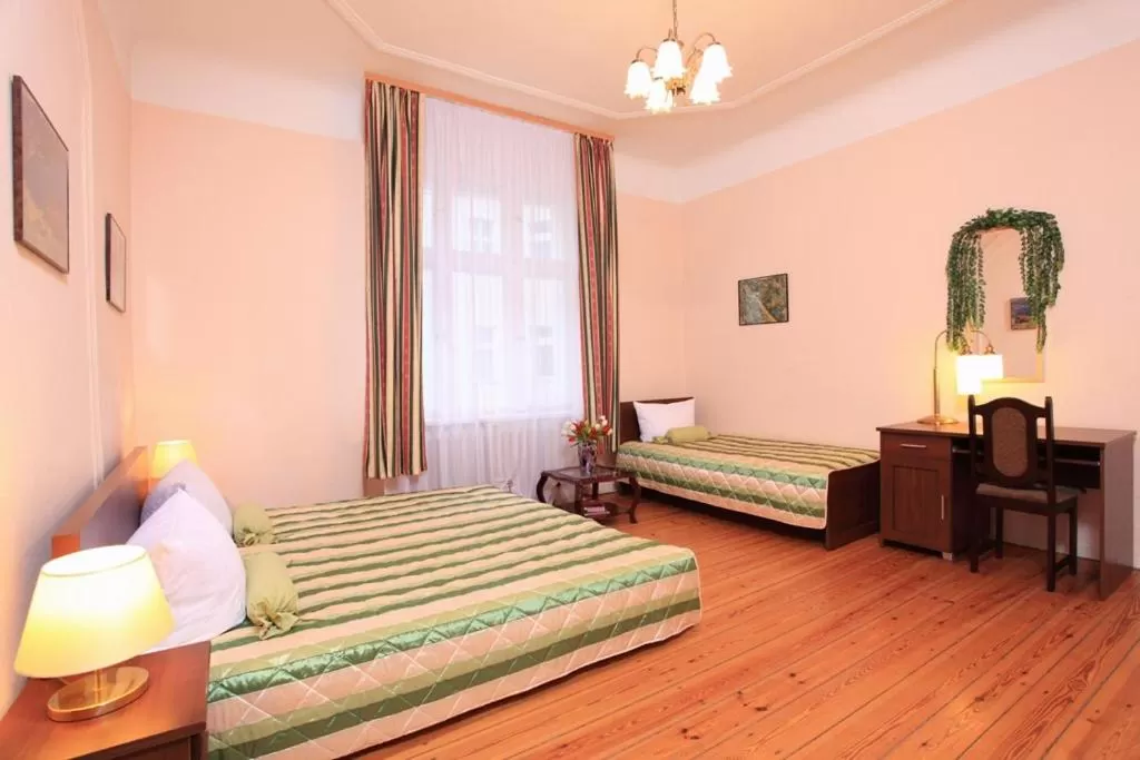 Living room, Bed in Hotel Central Inn am Hauptbahnhof Pension