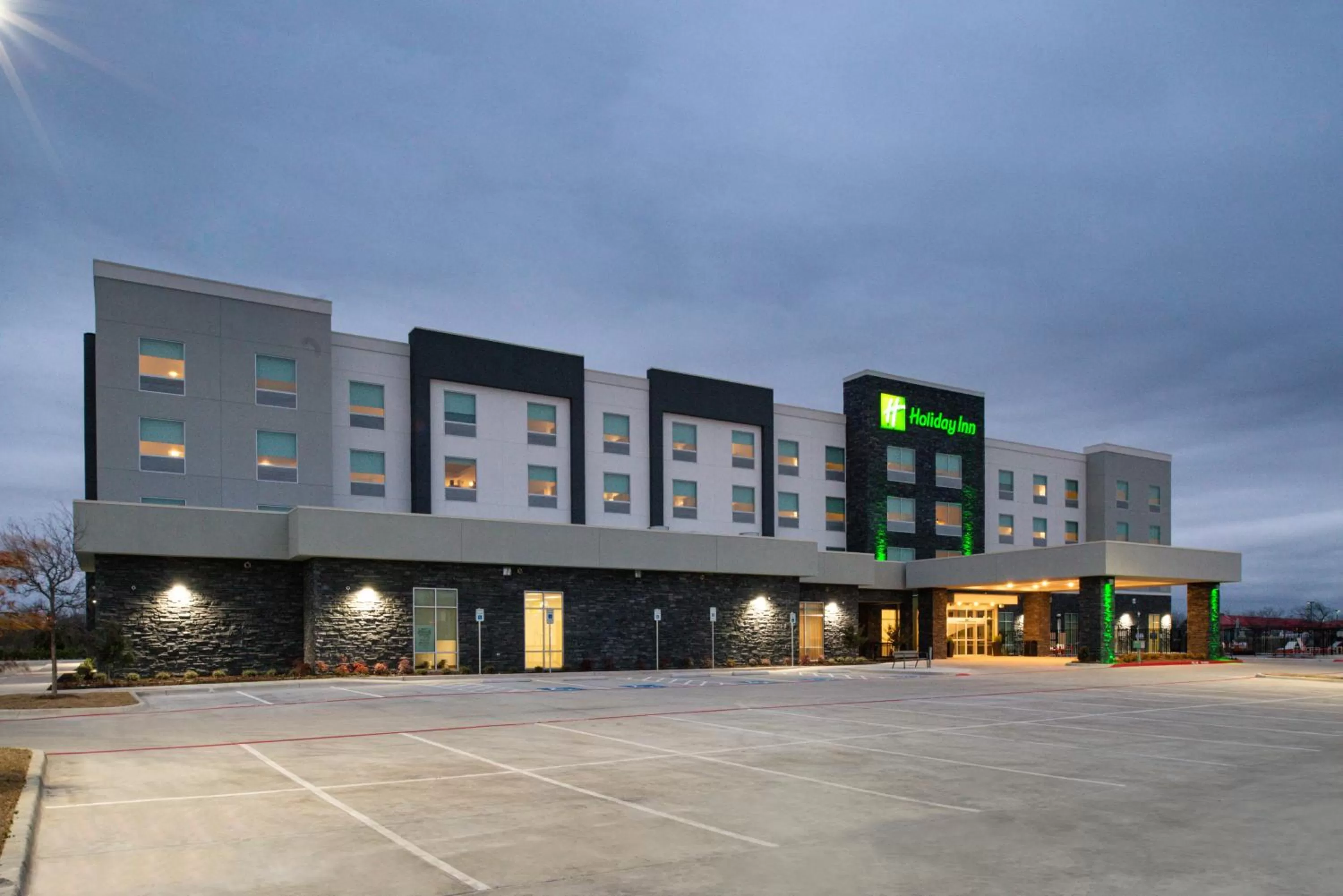 Property building in Holiday Inn Fort Worth - Alliance by IHG