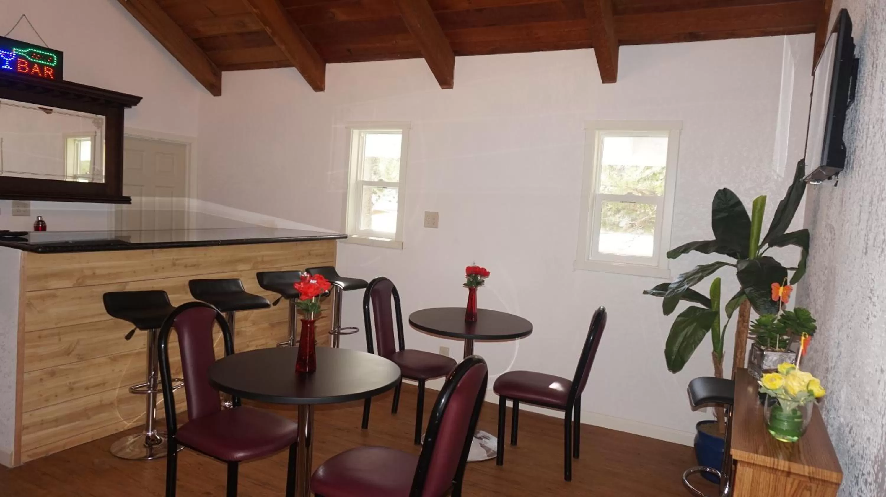 Communal lounge/ TV room in Eagle Crater Lake Inn