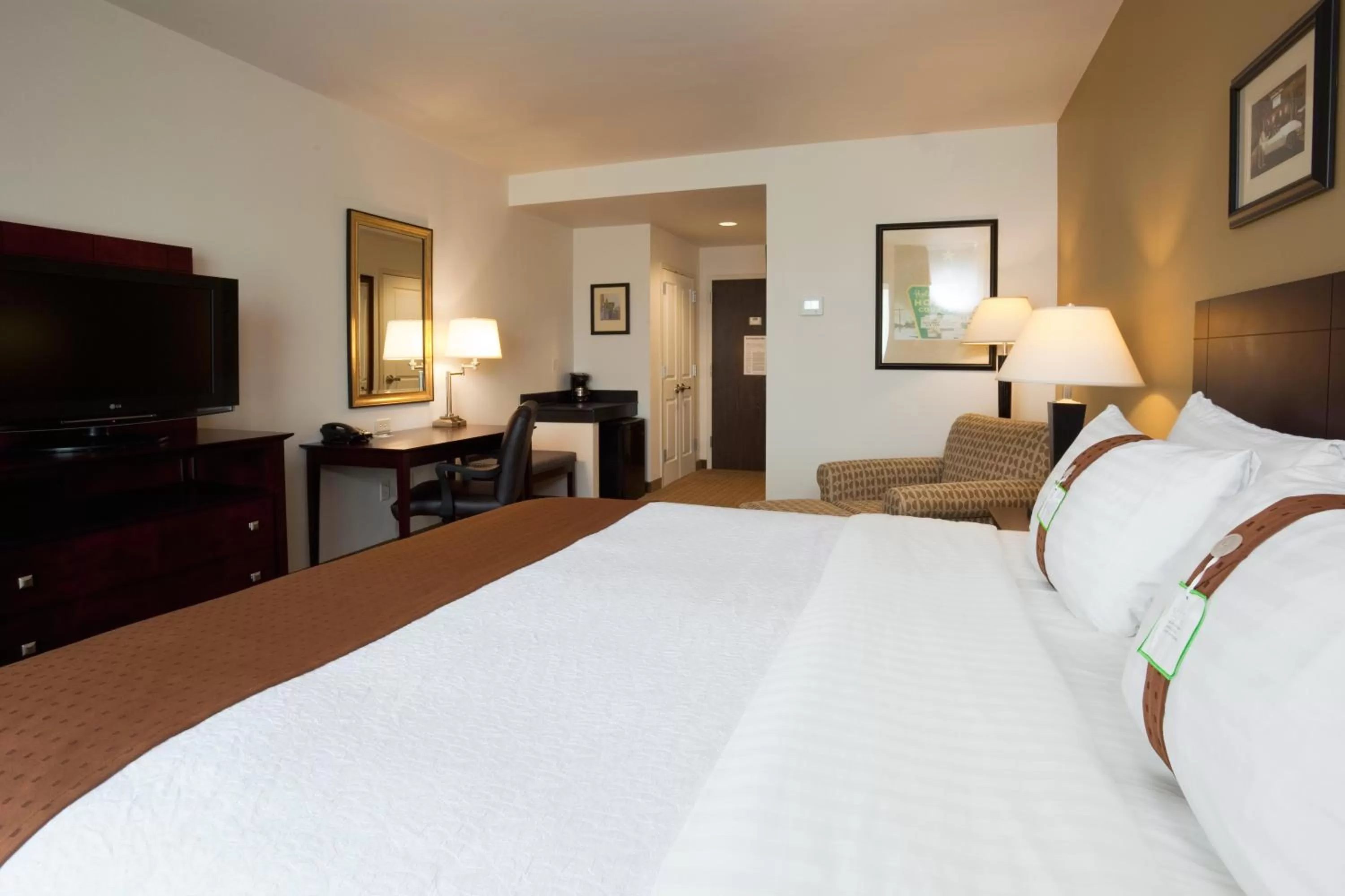 Photo of the whole room, Bed in Holiday Inn Madison at The American Center by IHG