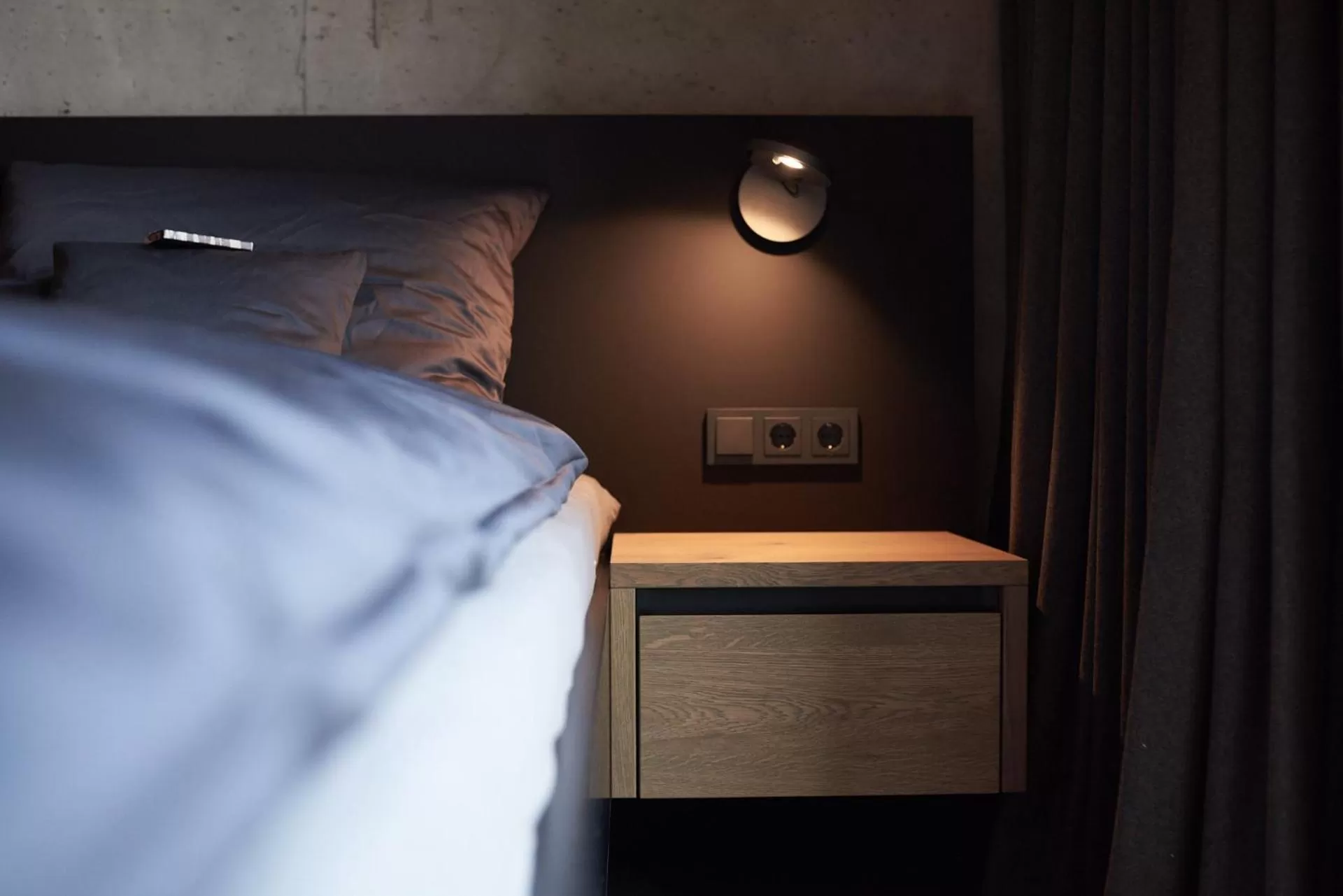 Bedroom, Bed in bäck stage