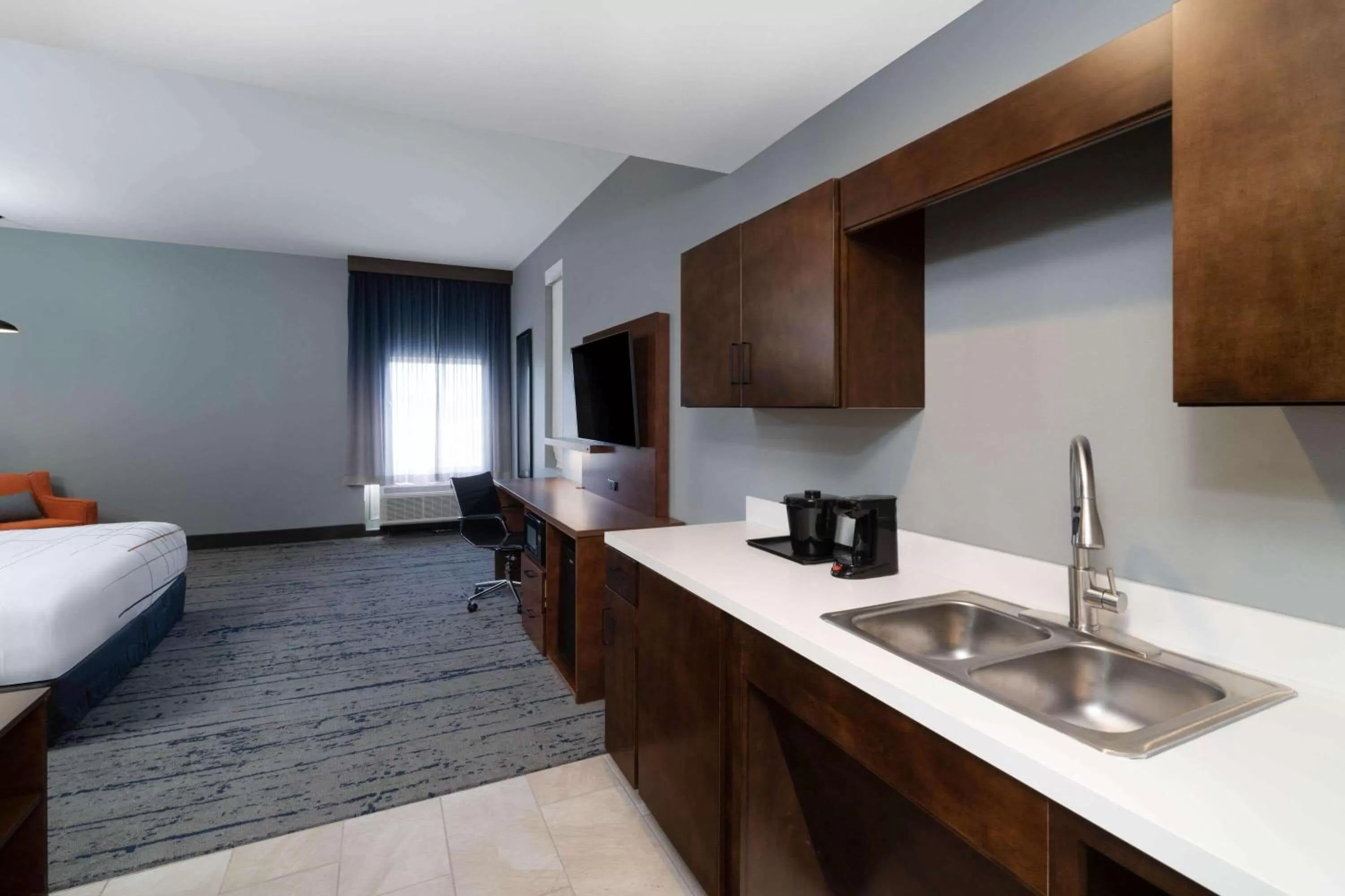 Photo of the whole room, Bed in La Quinta Inn & Suites by Wyndham Louisville NE - Old Henry Rd