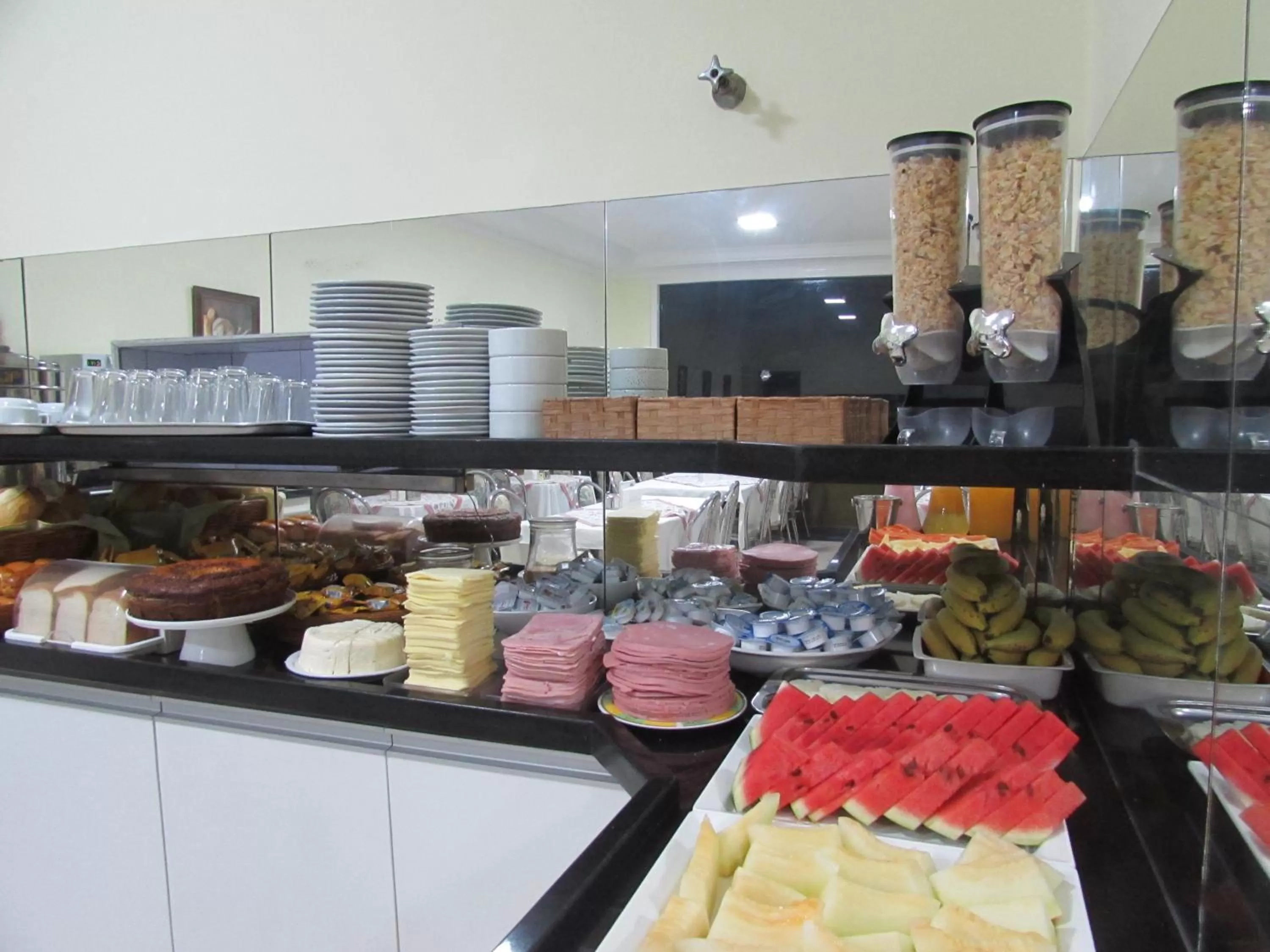 Hotel Monteneve a 2 minutos do Bom Retiro, a 8 minutos da 25 de Março a 100 metros da estação de trem para Aeroporto Internacional de Guarulhos