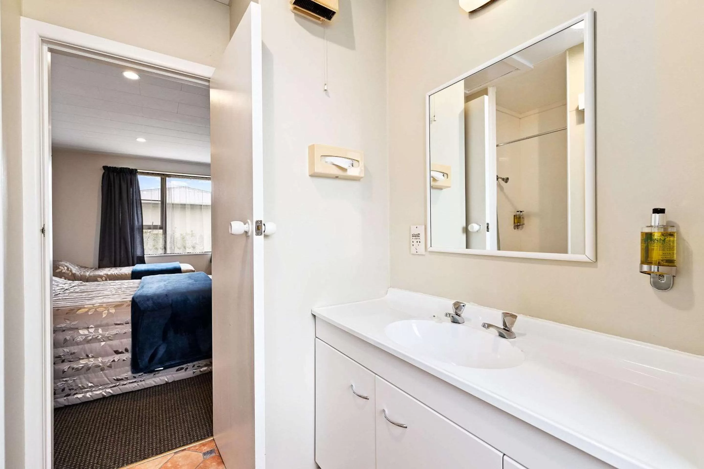 Bathroom, Bed in Econo Lodge Canterbury Court Motel