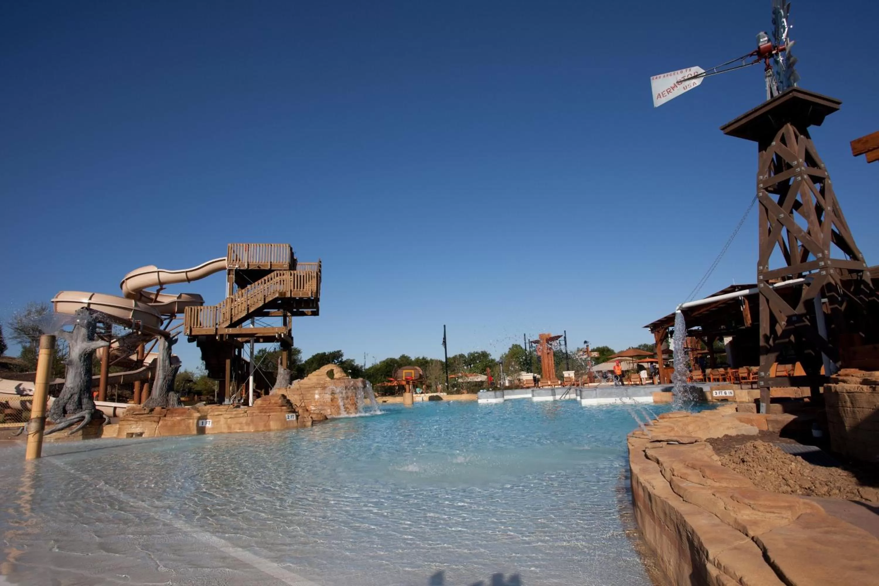 Swimming pool in Gaylord Texan Resort and Convention Center