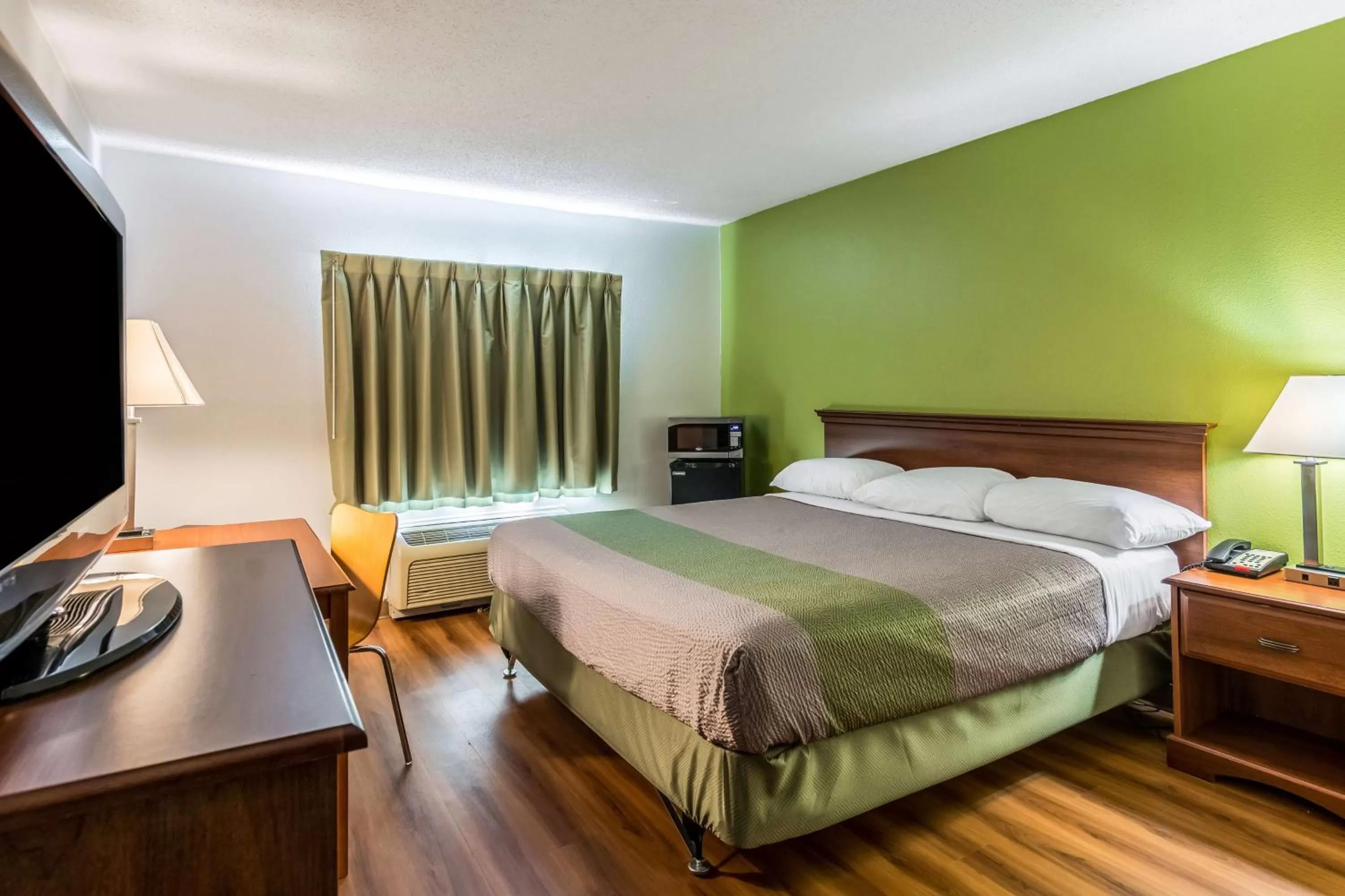 TV and multimedia, Bed in Motel 6-Petersburg, VA - Fort Lee