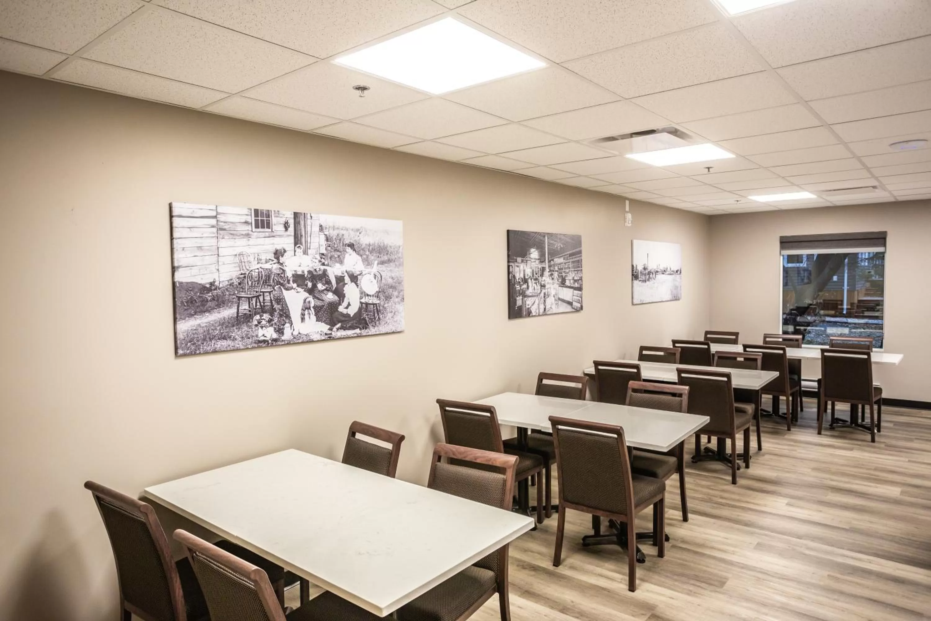 Restaurant/Places to Eat in Carman Blue Crescent Hotel