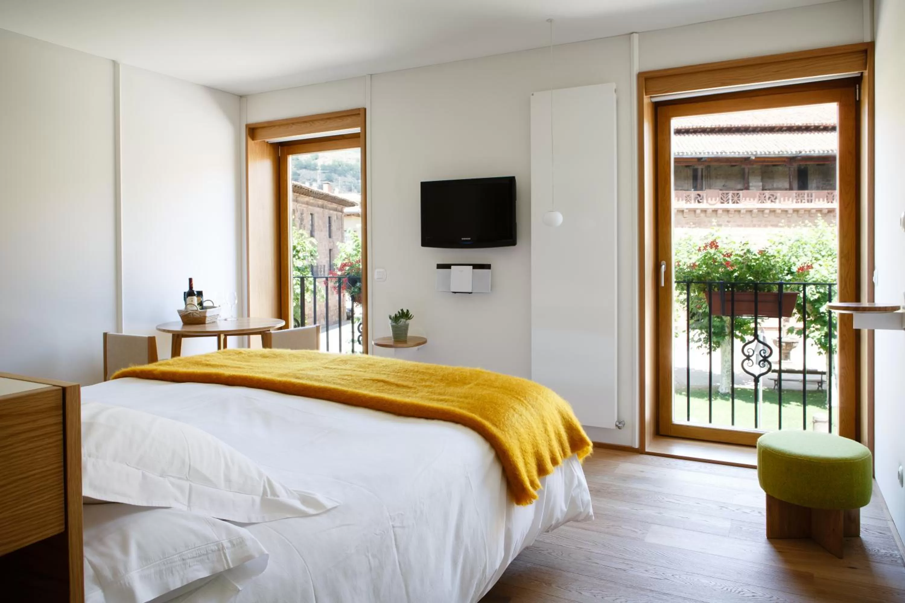 View (from property/room), Bed in Hotel Echaurren Relais & Châteaux