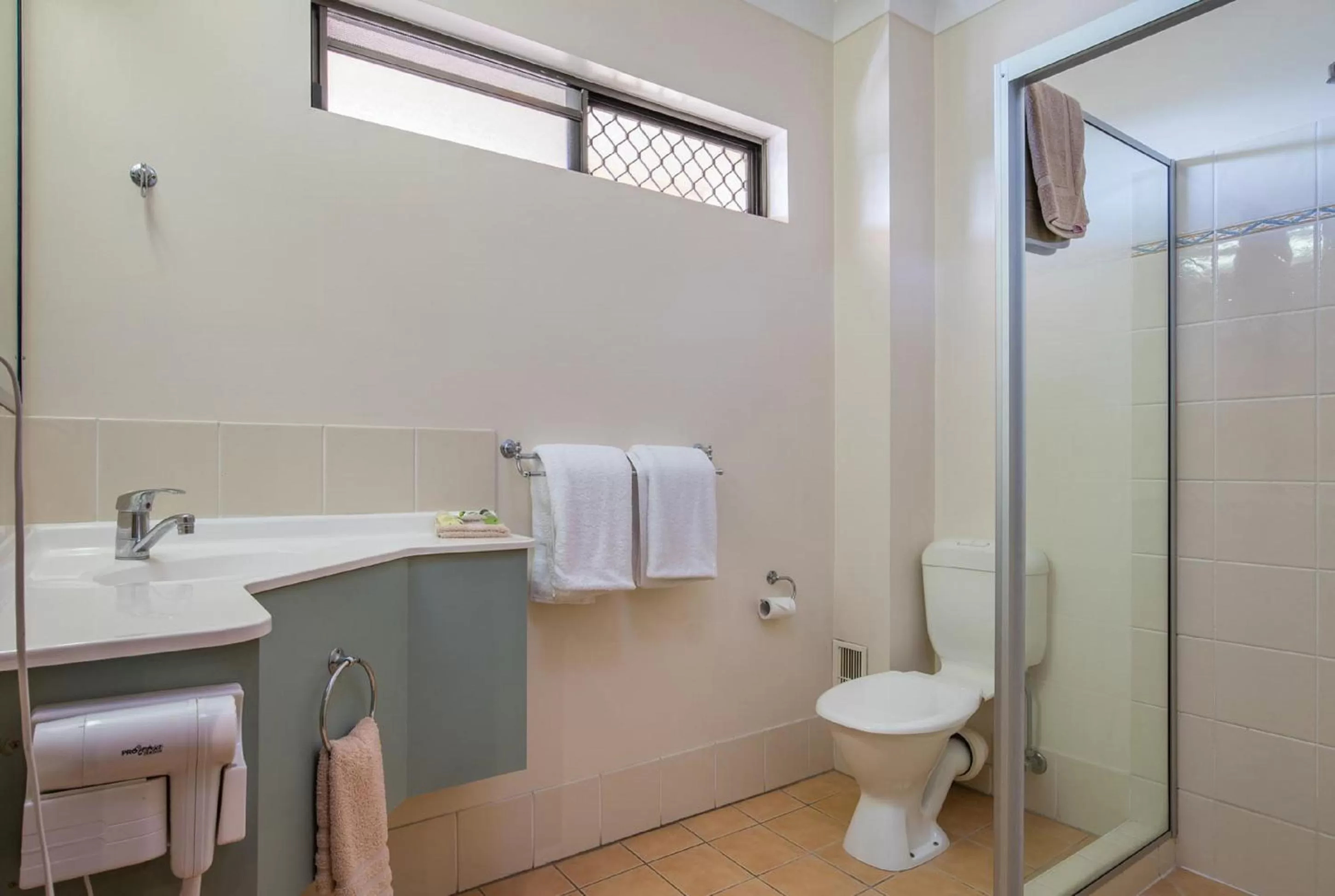 Bathroom in Aspley Carsel Motor Inn