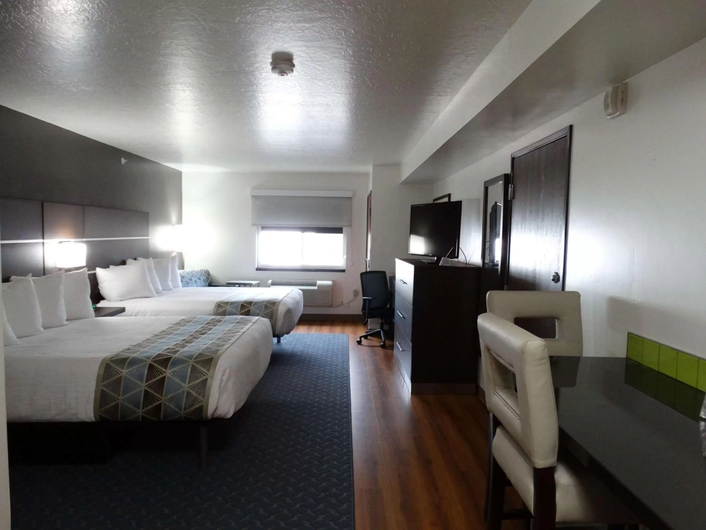 Queen Room with Two Queen Beds and Bath Tub - Disability Access in Best Western Duchesne Inn
