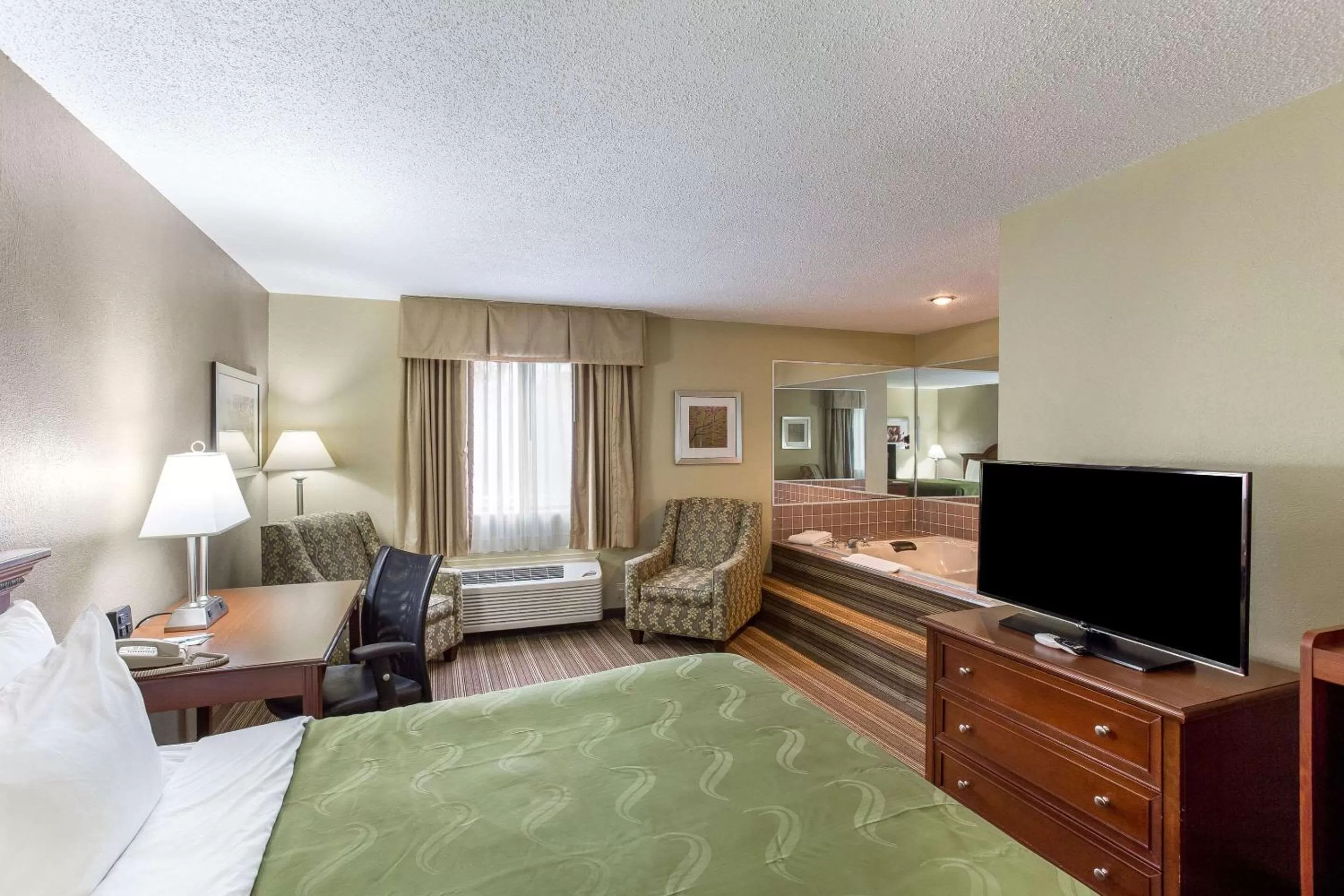 Photo of the whole room, Bed in Quality Inn