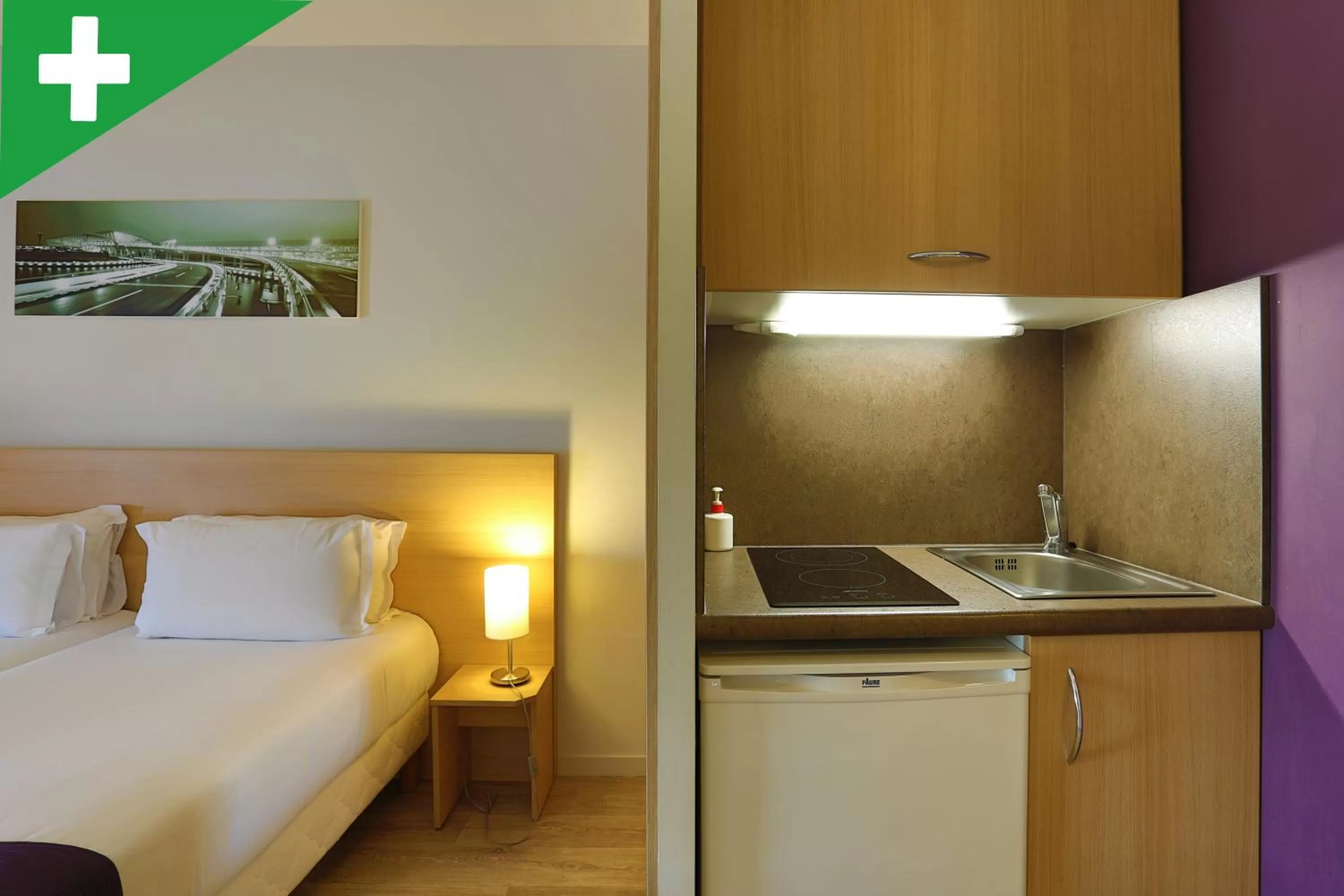 Photo of the whole room, Bed in EastLodge Lyon Est Eurexpo