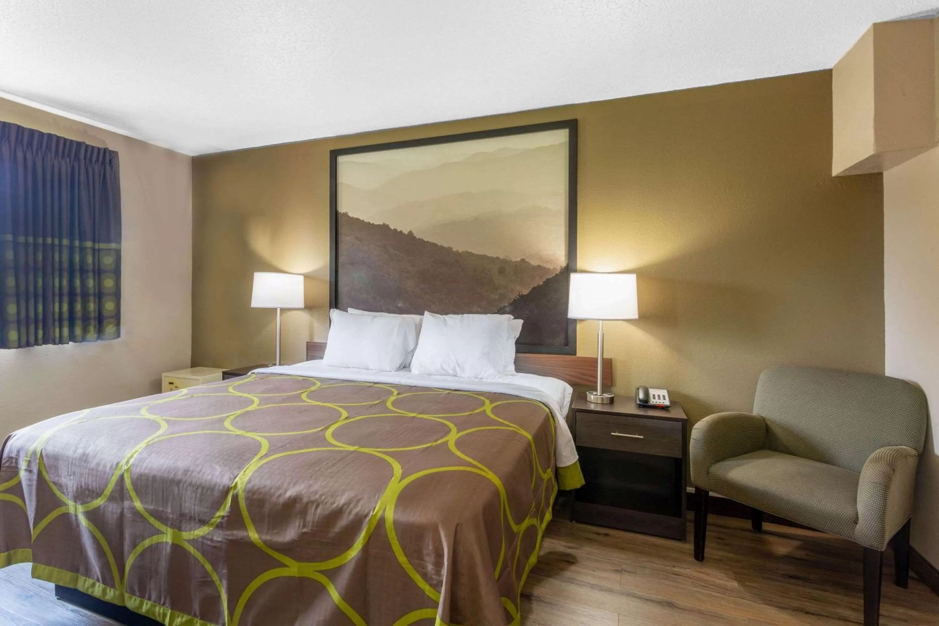 Photo of the whole room, Bed in Super 8 by Wyndham Abingdon VA