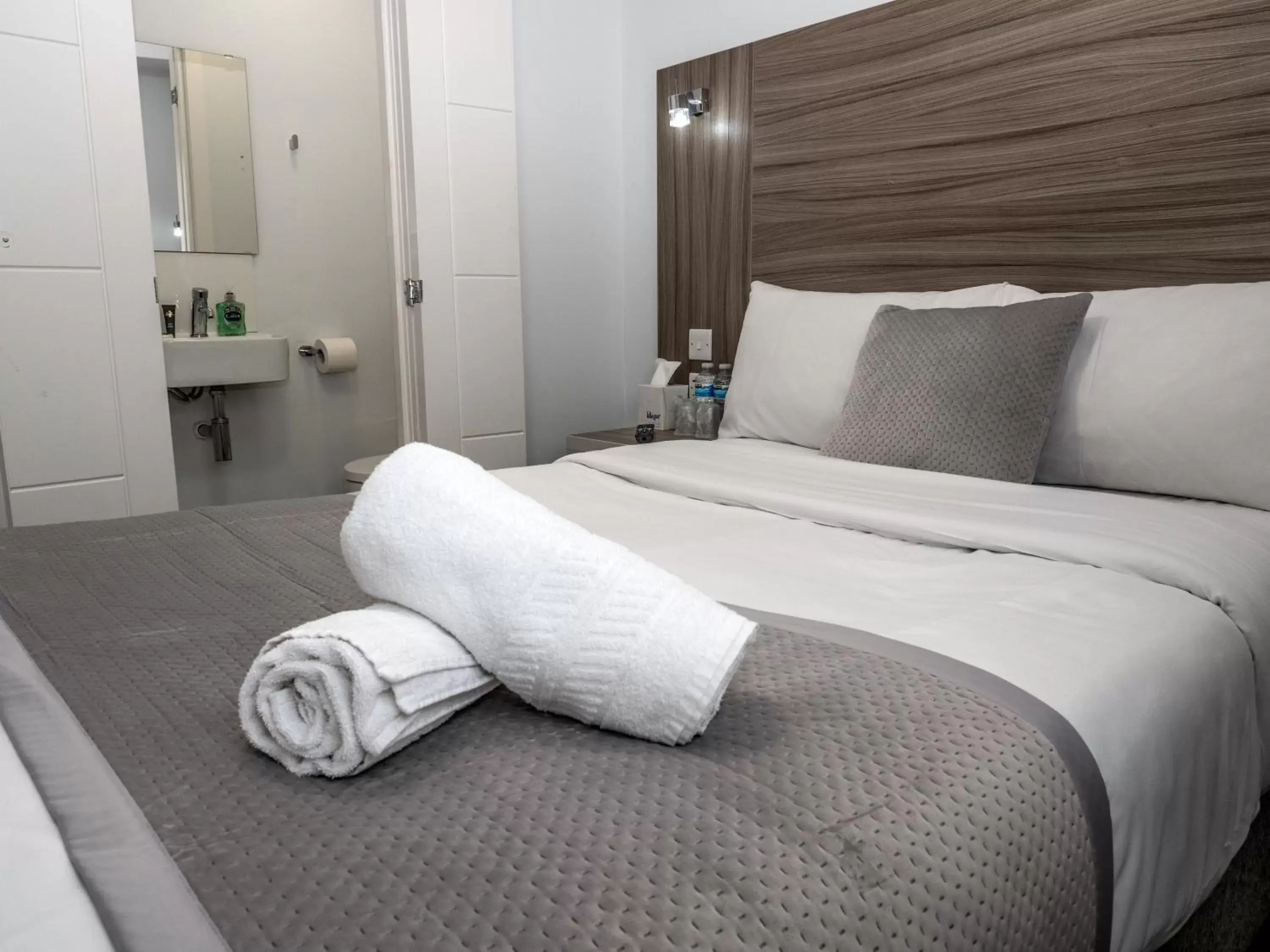 Small Double Room - No Shower in Sky Nights Hotel London Heathrow Small Double Room - No Shower in Sky Nights Hotel London Heathrow
