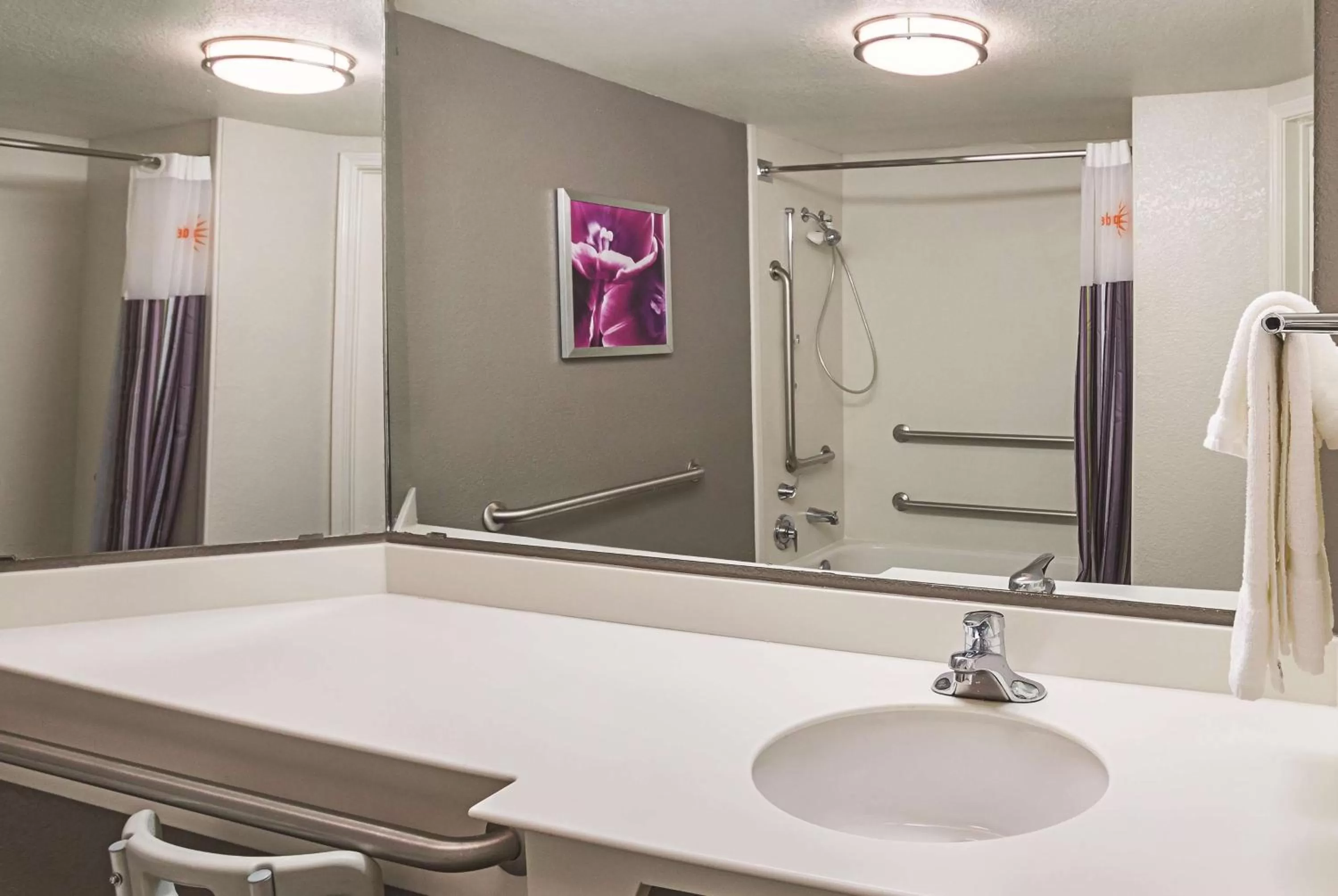 Photo of the whole room in La Quinta by Wyndham Fort Worth North