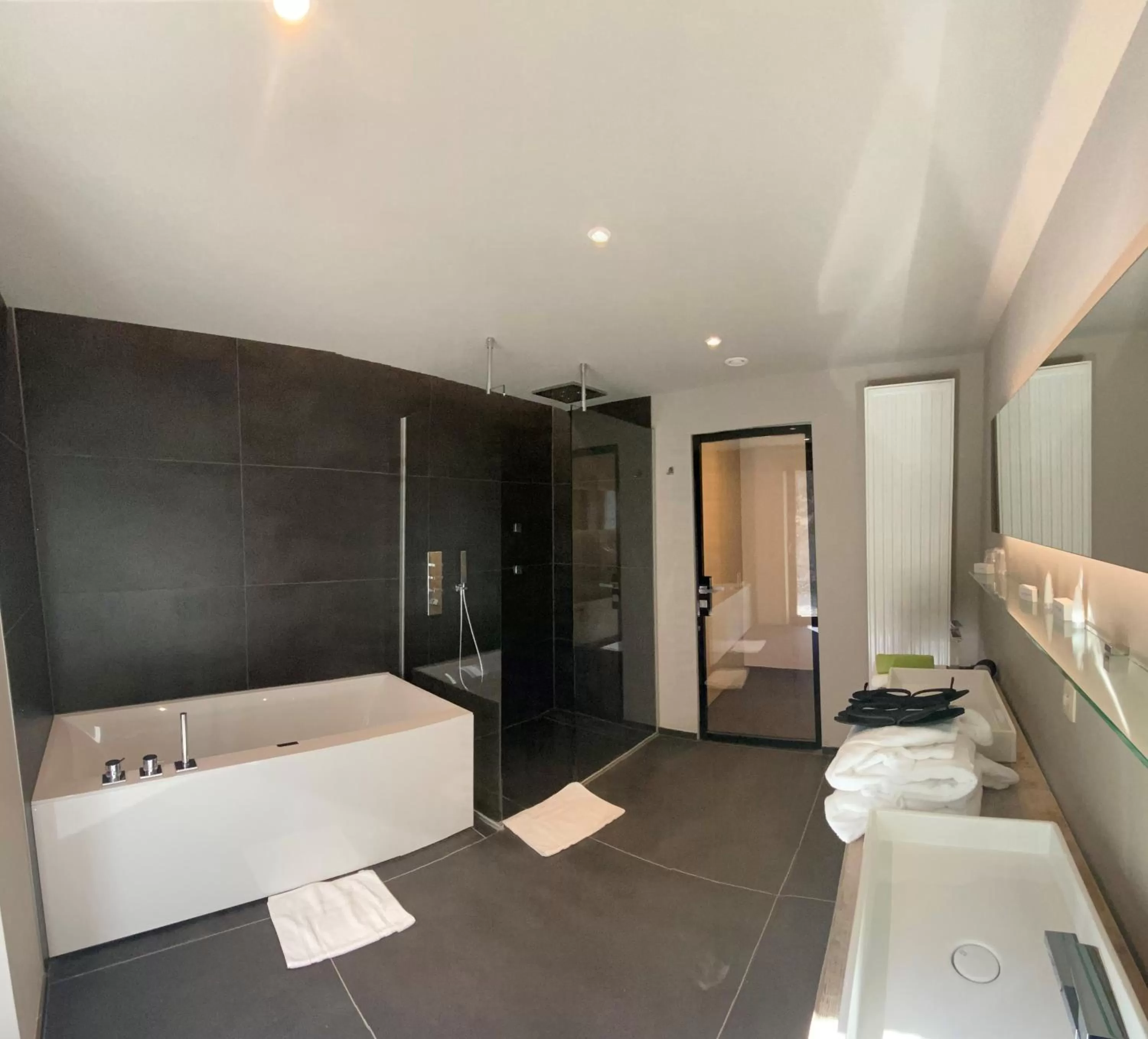 Bathroom, Bed in Hôtel WELLNESS EAU DE ROCHE Durbuy