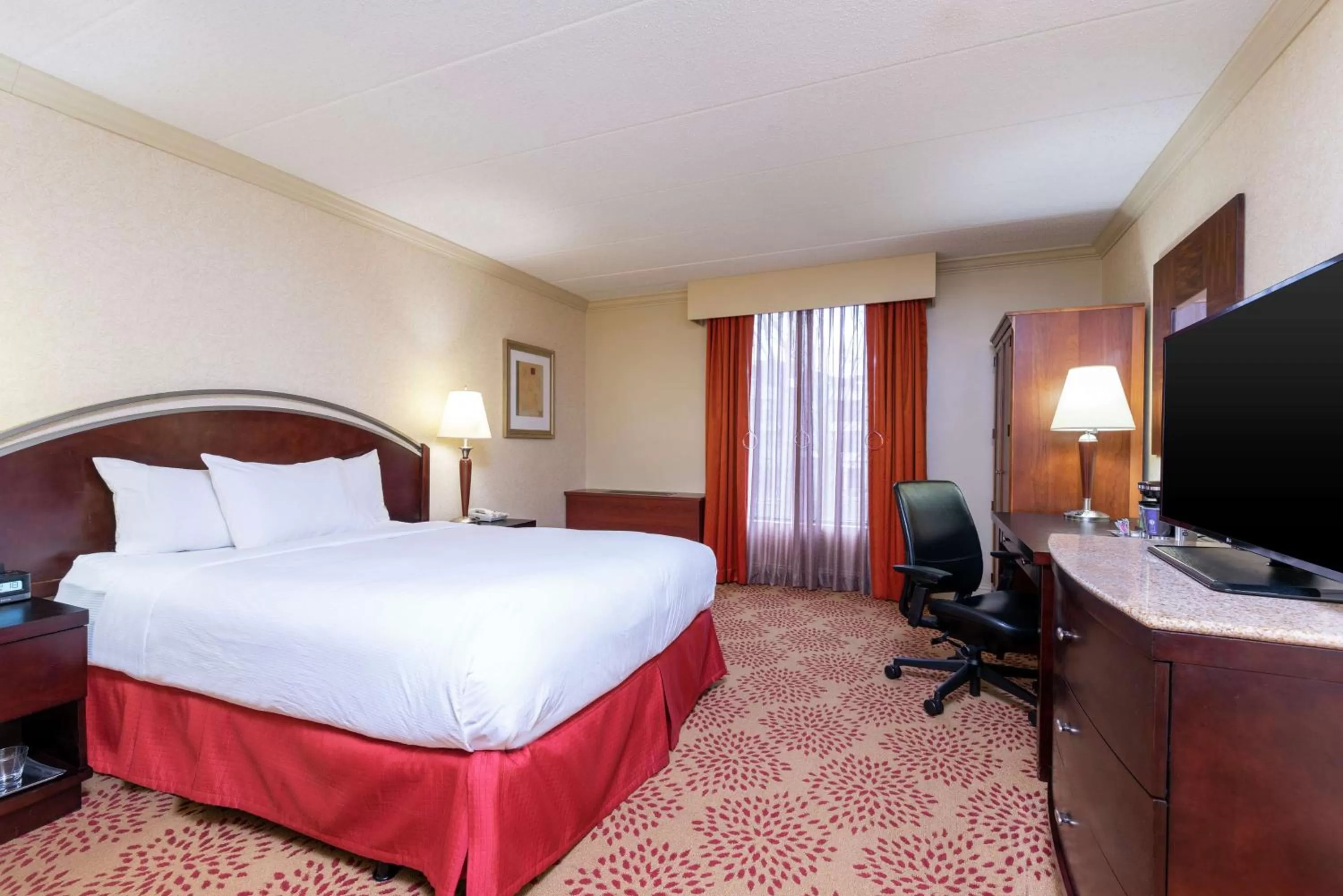 Bed in DoubleTree by Hilton Hotel Grand Rapids Airport