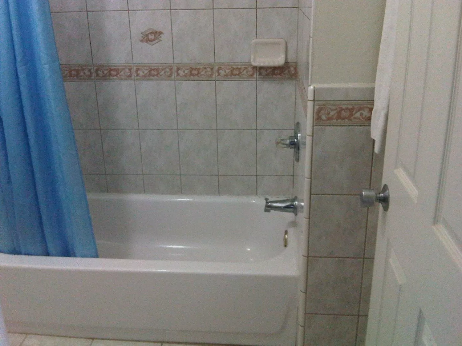 Bathroom in Royal Inn Motel Long Beach