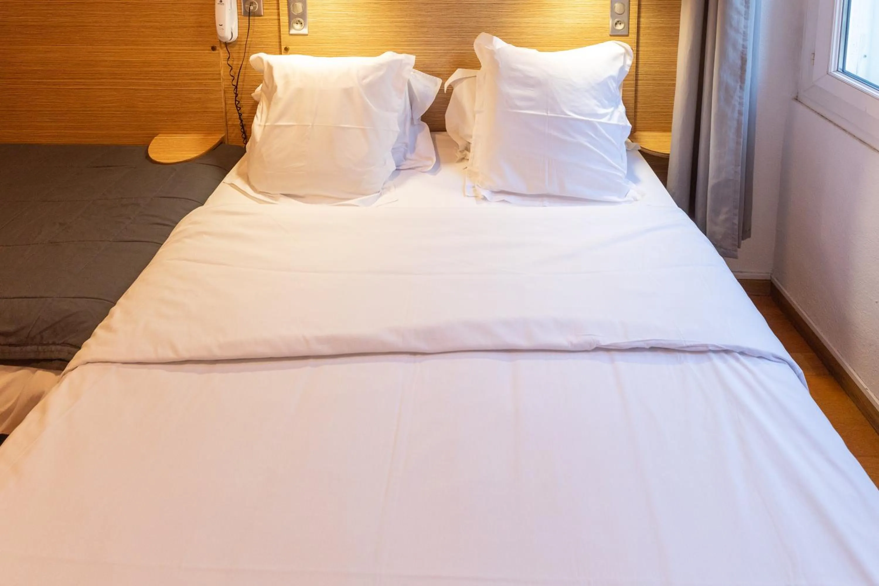 Bed in Hôtel Edmond Rostand