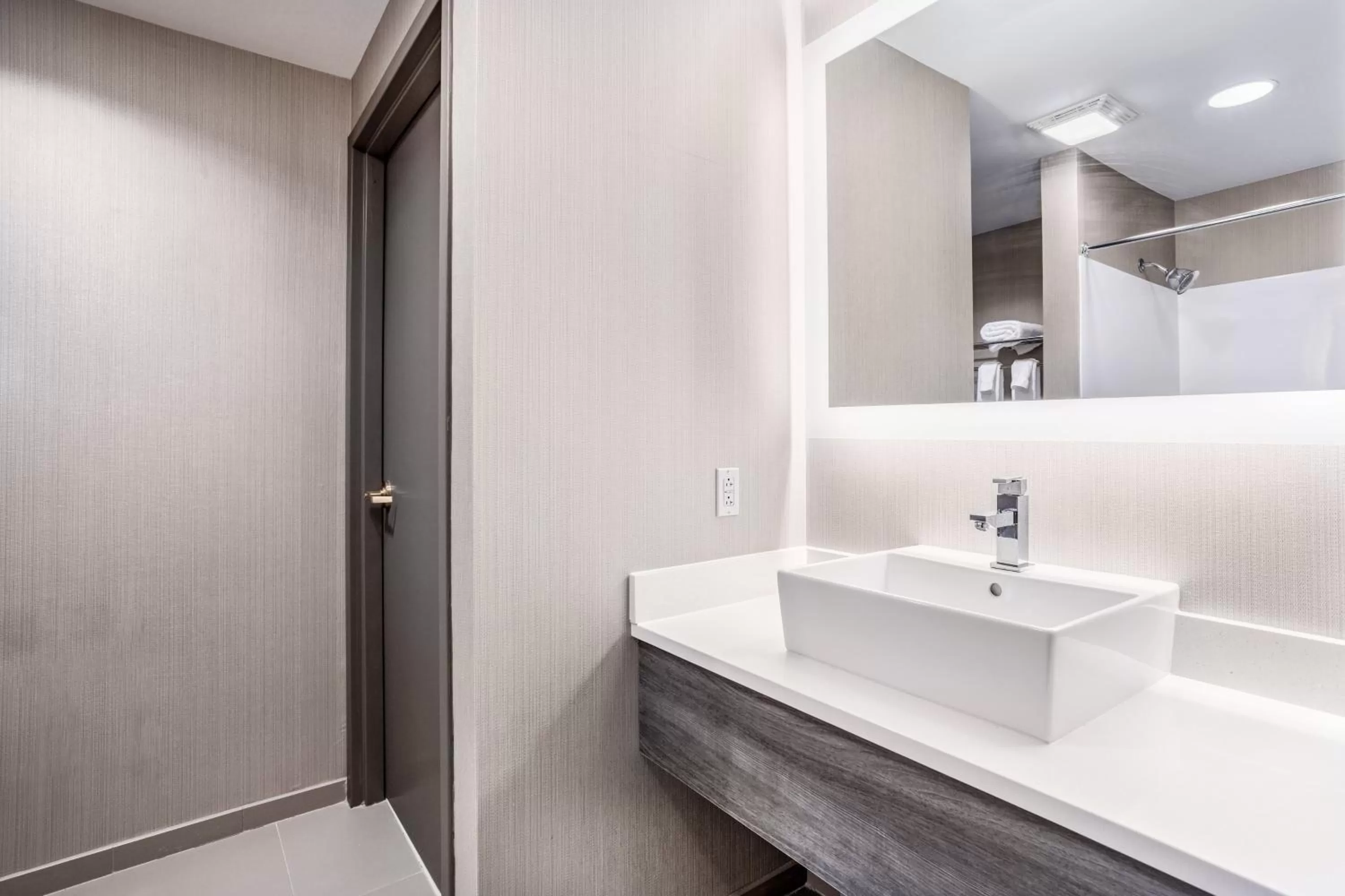 Photo of the whole room in Holiday Inn Lafayette-City Centre by IHG