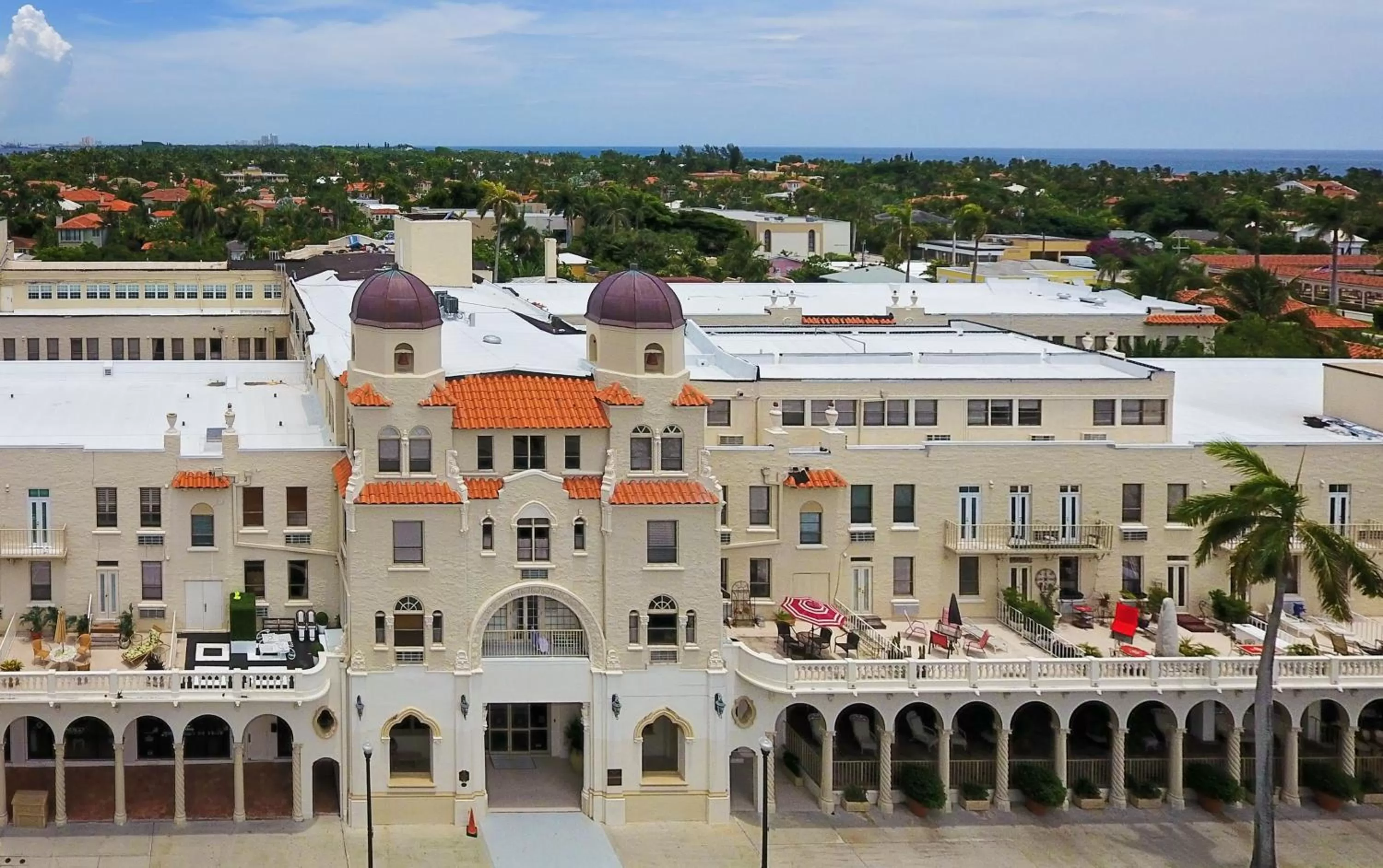 Facade/entrance in Tropicals of Palm Beach
