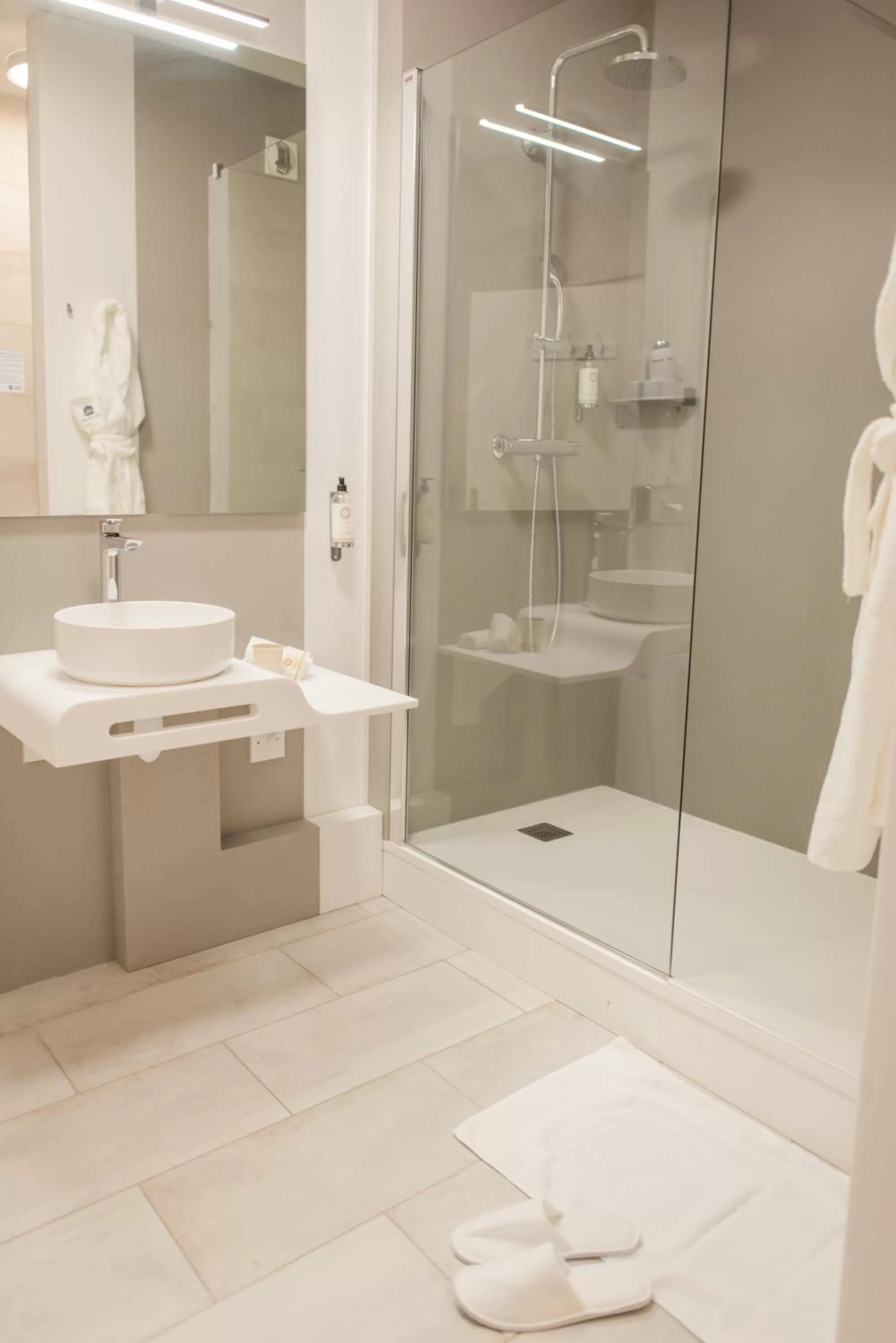 Bathroom in Best Western Hôtel Hermitage