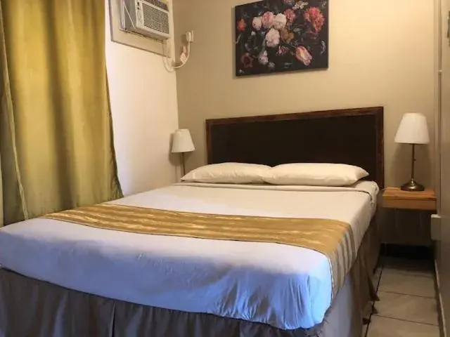 Queen Room - Non-Smoking in Thriftlodge Edmonton Queen Room - Non-Smoking in Thriftlodge Edmonton