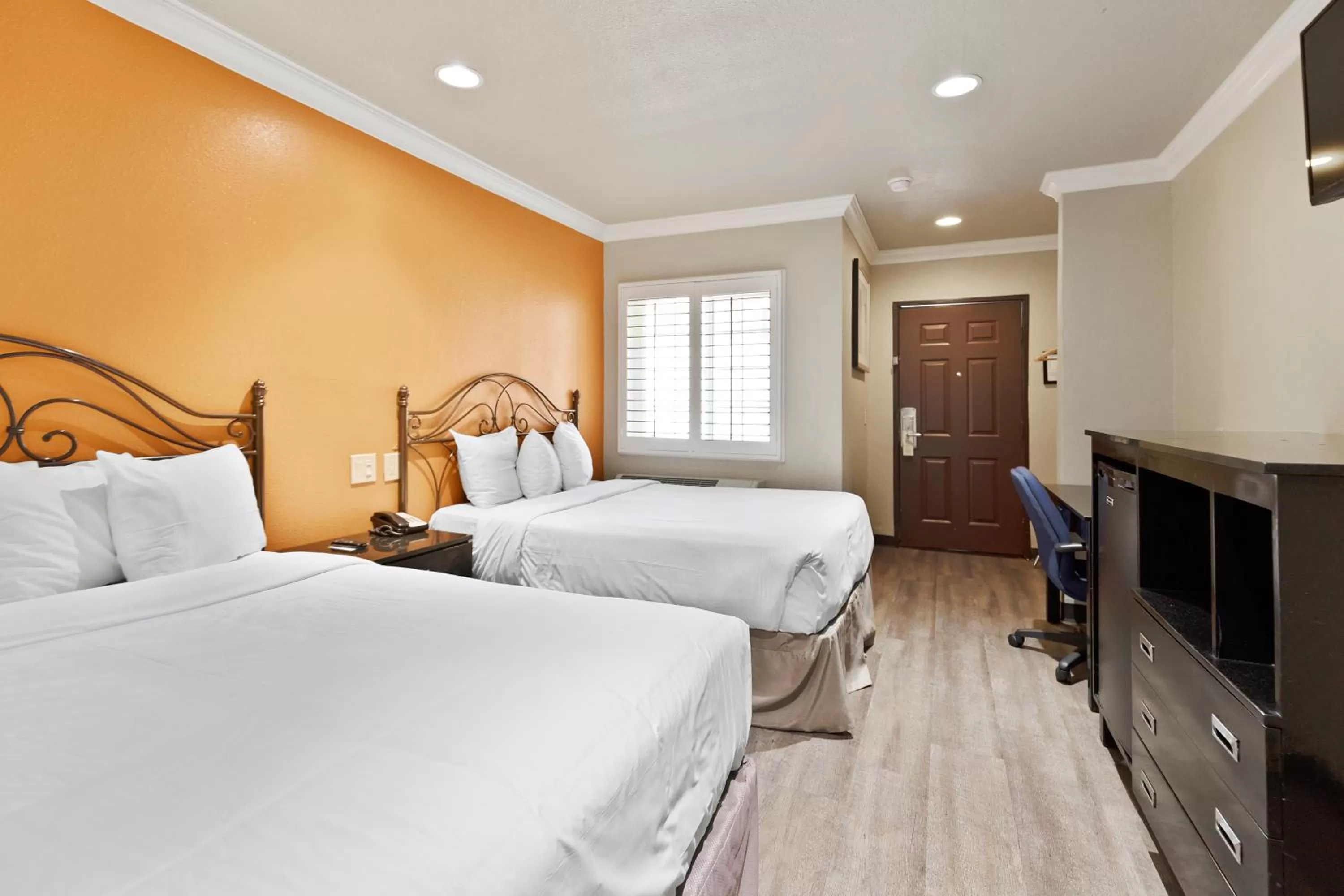 Photo of the whole room, Bed in Le Blanc Inn & Suites