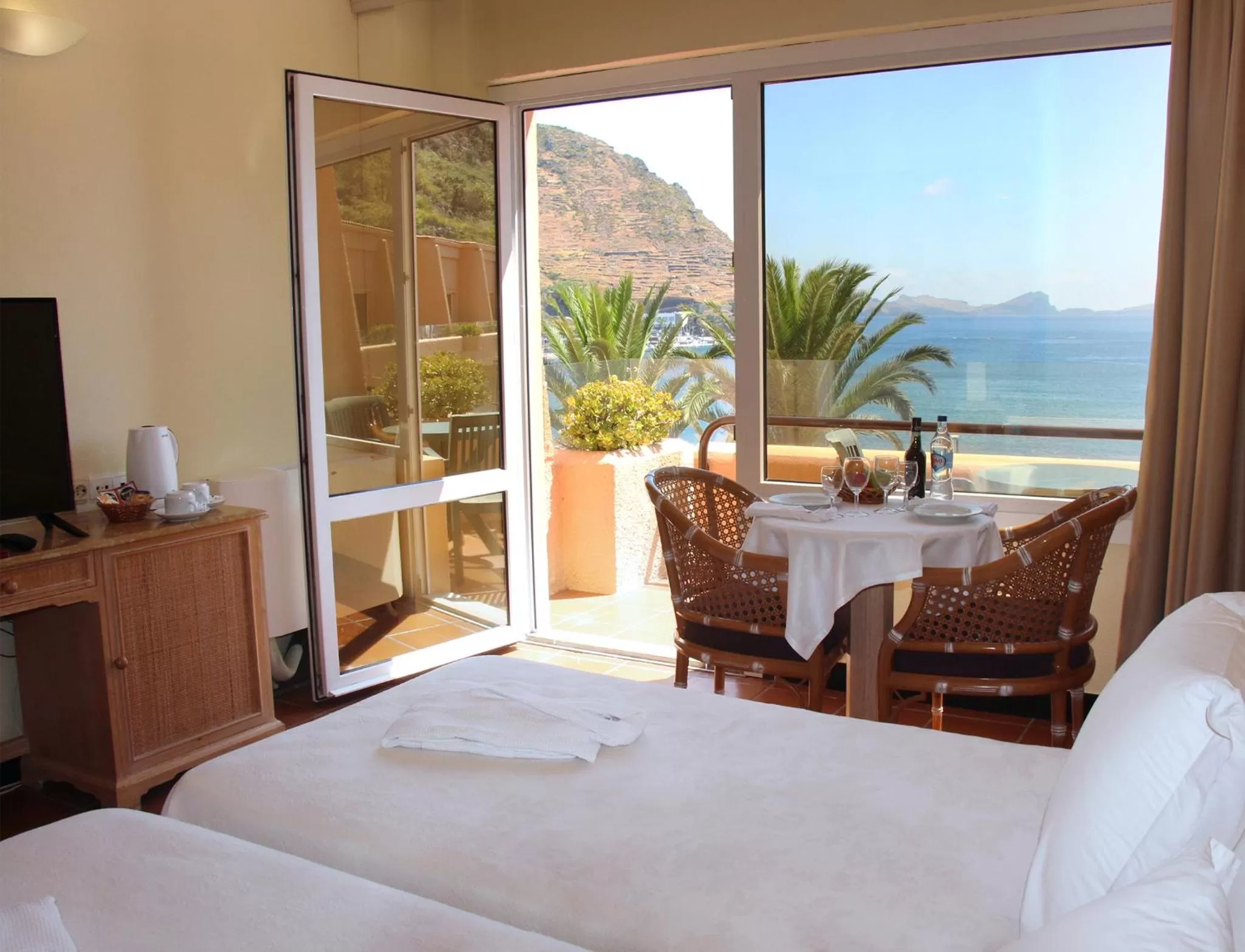 Property building, Bed in Dom Pedro Madeira